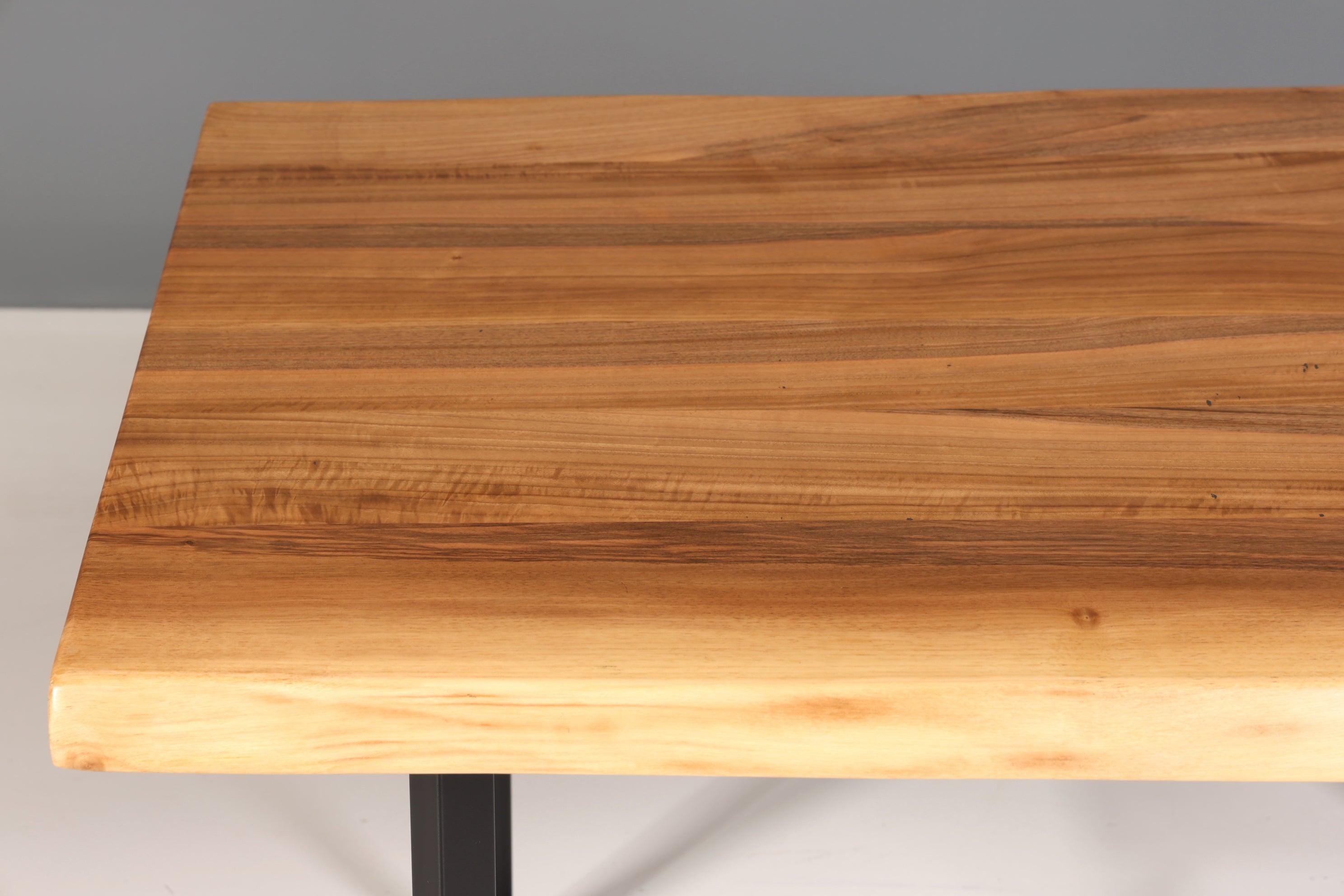 Stilvoller Nussbaum Tisch 140-90cm Esszimmer Tisch Baumkanten Platte massiv Holz Küchentisch