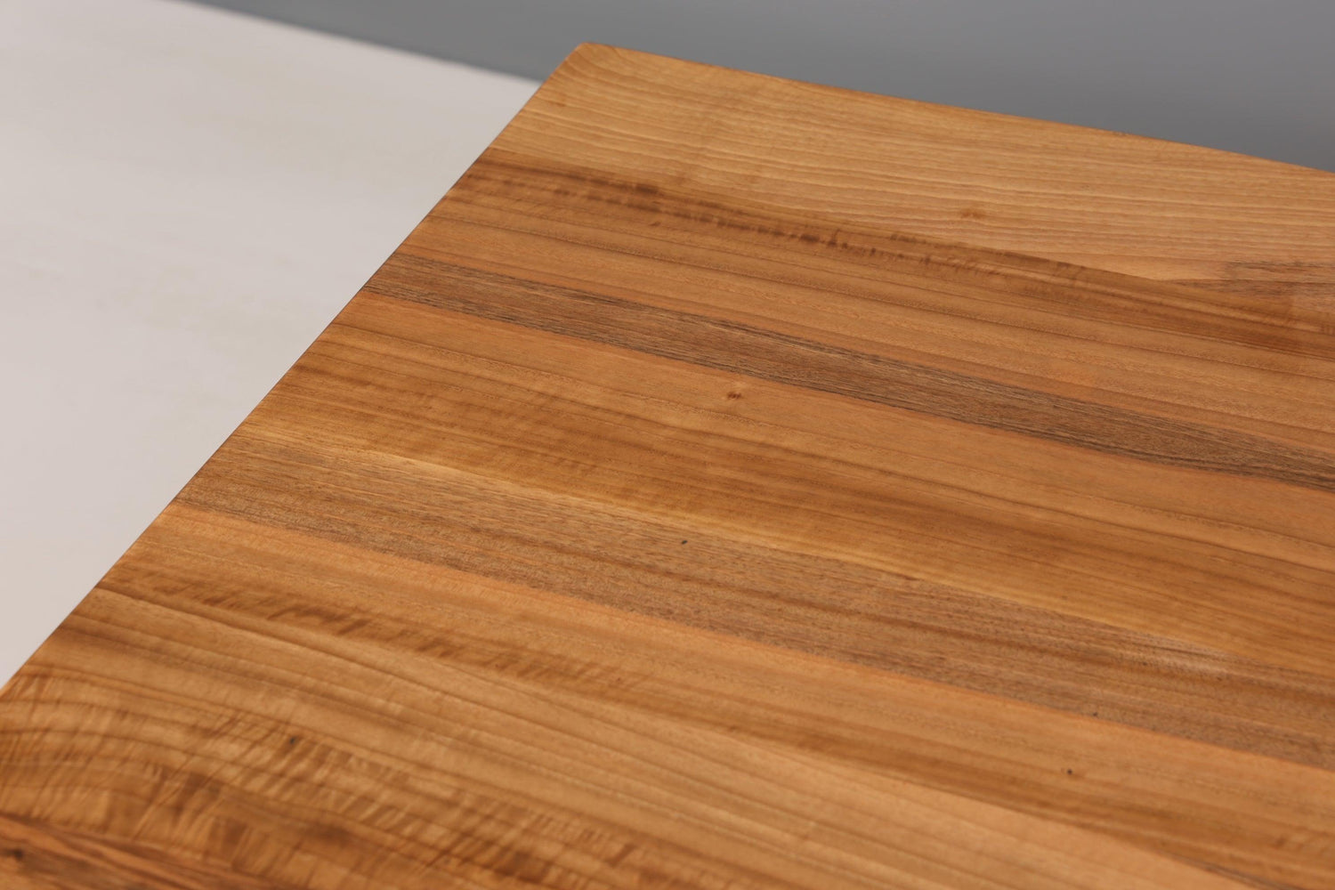 Stilvoller Nussbaum Tisch 140-90cm Esszimmer Tisch Baumkanten Platte massiv Holz Küchentisch