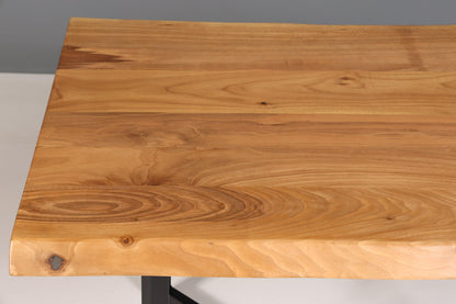 Stilvoller Nussbaum Tisch 140cm-90cm Esszimmer Tisch Baumkanten Platte massiv Holz Küchentisch