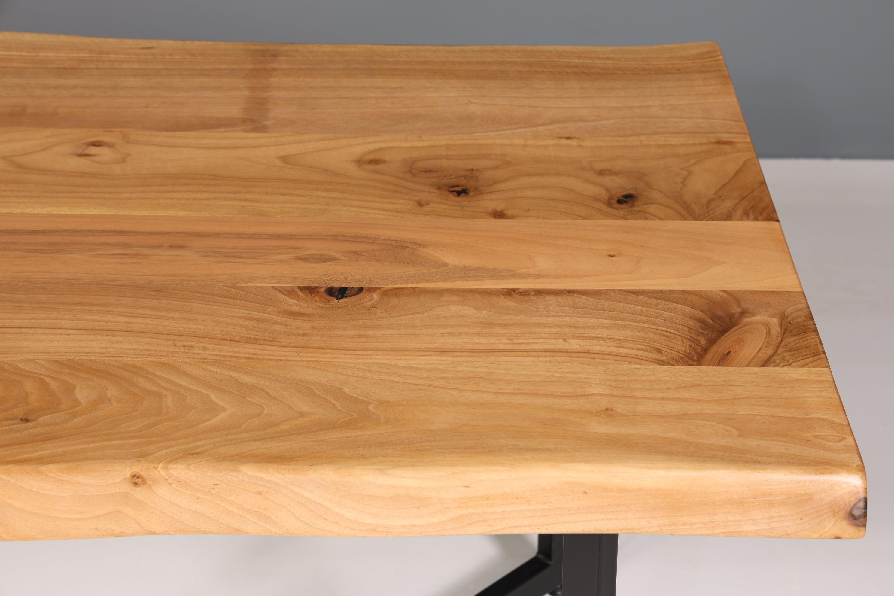 Stilvoller Nussbaum Tisch 140cm-90cm Esszimmer Tisch Baumkanten Platte massiv Holz Küchentisch