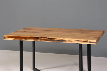 Stilvoller Nussbaum Tisch 140cm-90cm Esszimmer Tisch Baumkanten Platte massiv Holz Küchentisch