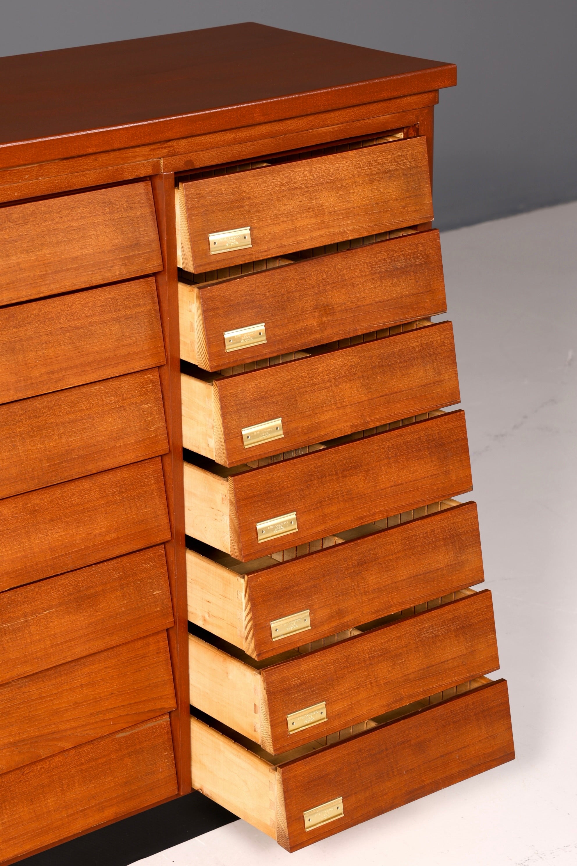 Wunderschöne XXL Mid Century Kommode Vintage Bauhaus Apotheker Schrank Retro Schubladenkommode 2 von 2