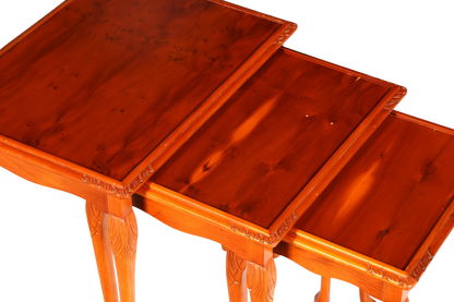 Hauptstadt Möblerei 3er Beistelltisch Set im Chippendale Stil aus massivem Holz mit barocken Schnitzereien