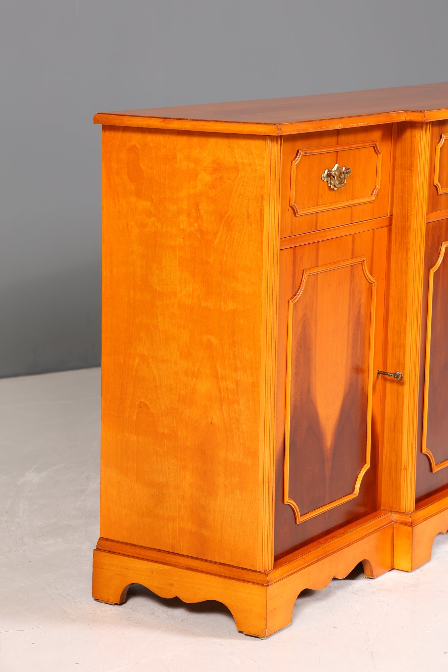 Traumhaftes Englisches Sideboard Eibe Schrank Antik Stil Buffetschrank Kommode