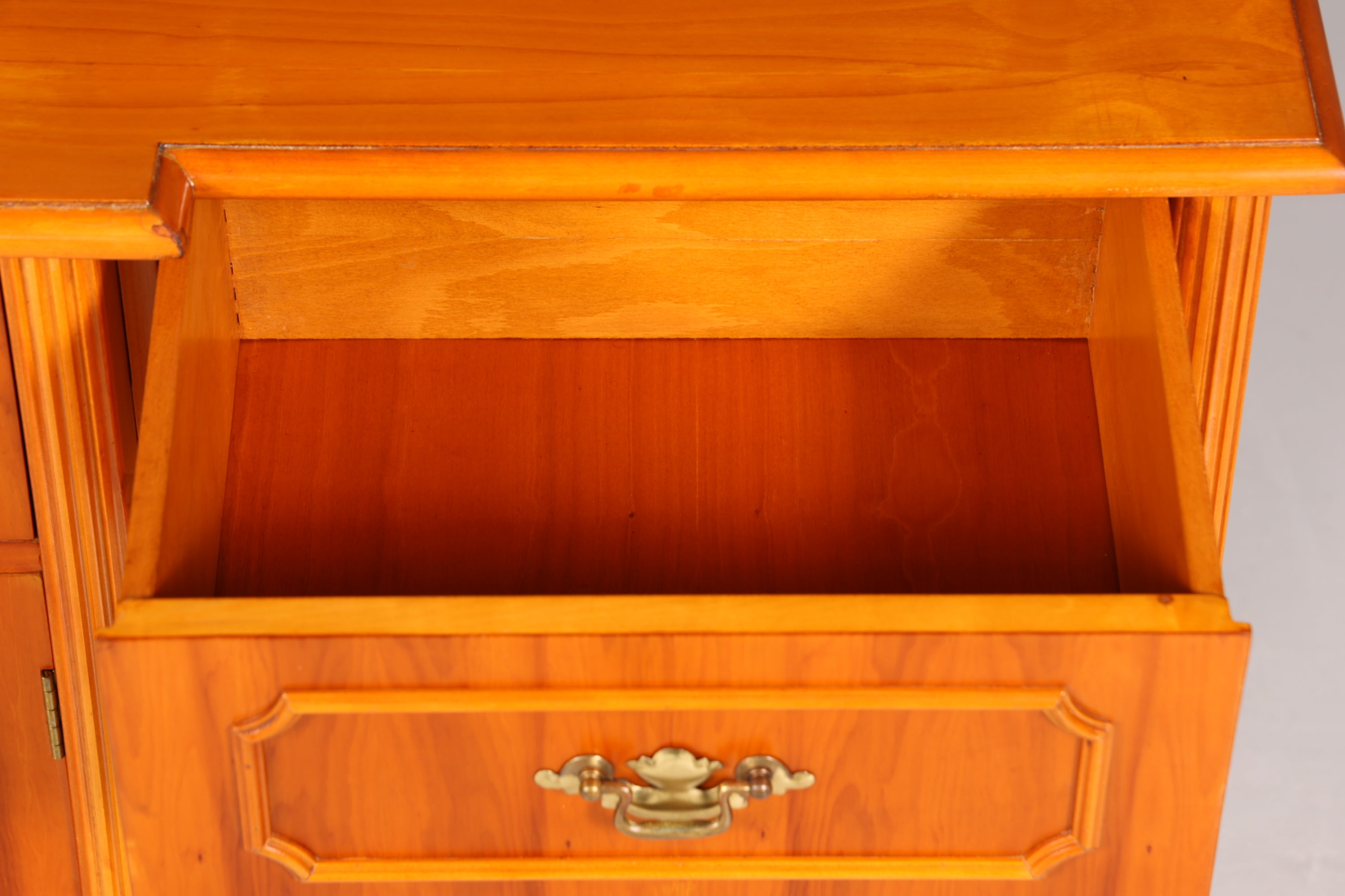 Traumhaftes Englisches Sideboard Eibe Schrank Antik Stil Buffetschrank Kommode