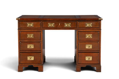 Hauptstadt Möblerei englischer Schreibtisch im Military-Chest-Design aus Holz mit Lederauflage und Messingbeschlägen