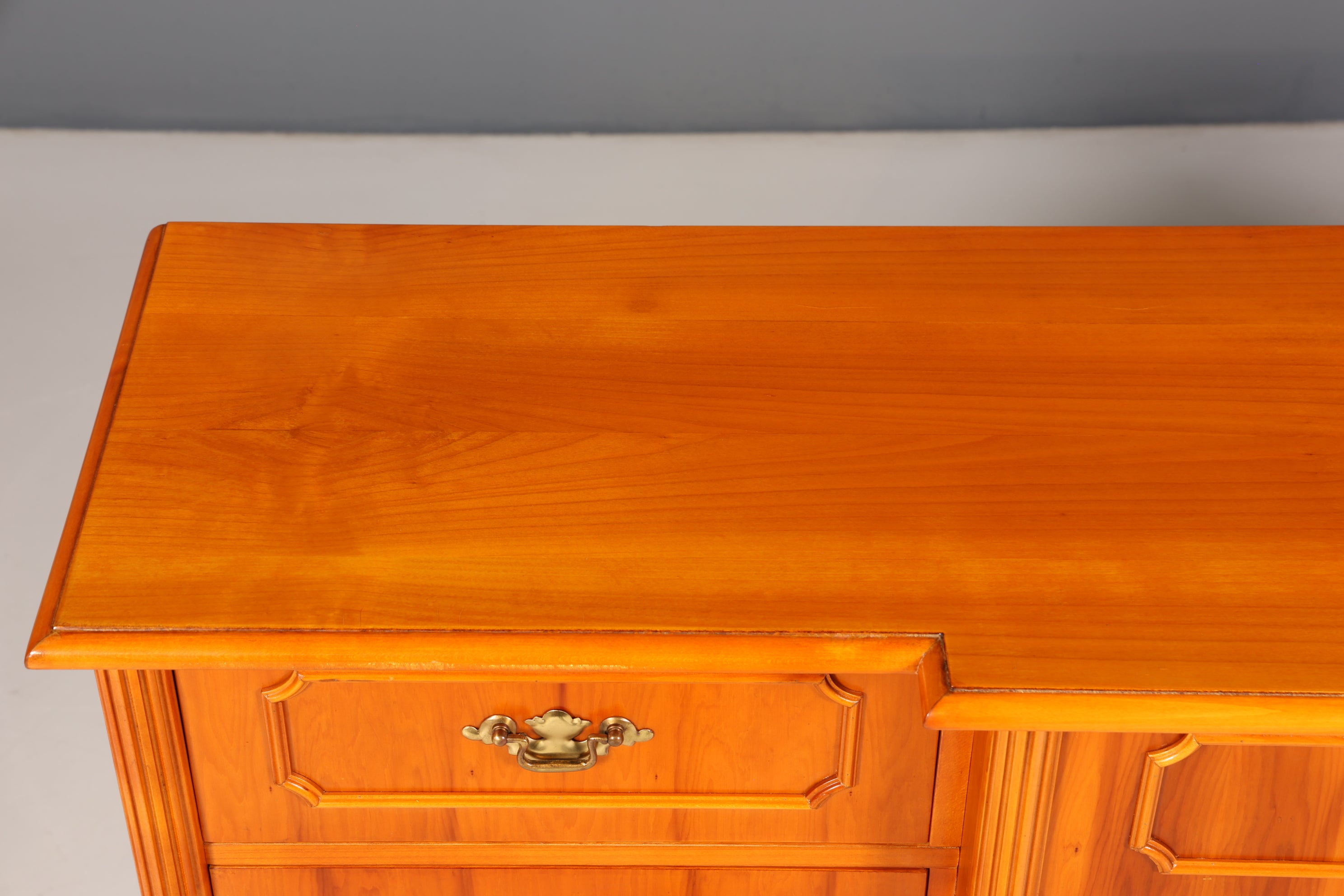 Traumhaftes Englisches Sideboard Eibe Schrank Antik Stil Buffetschrank Kommode