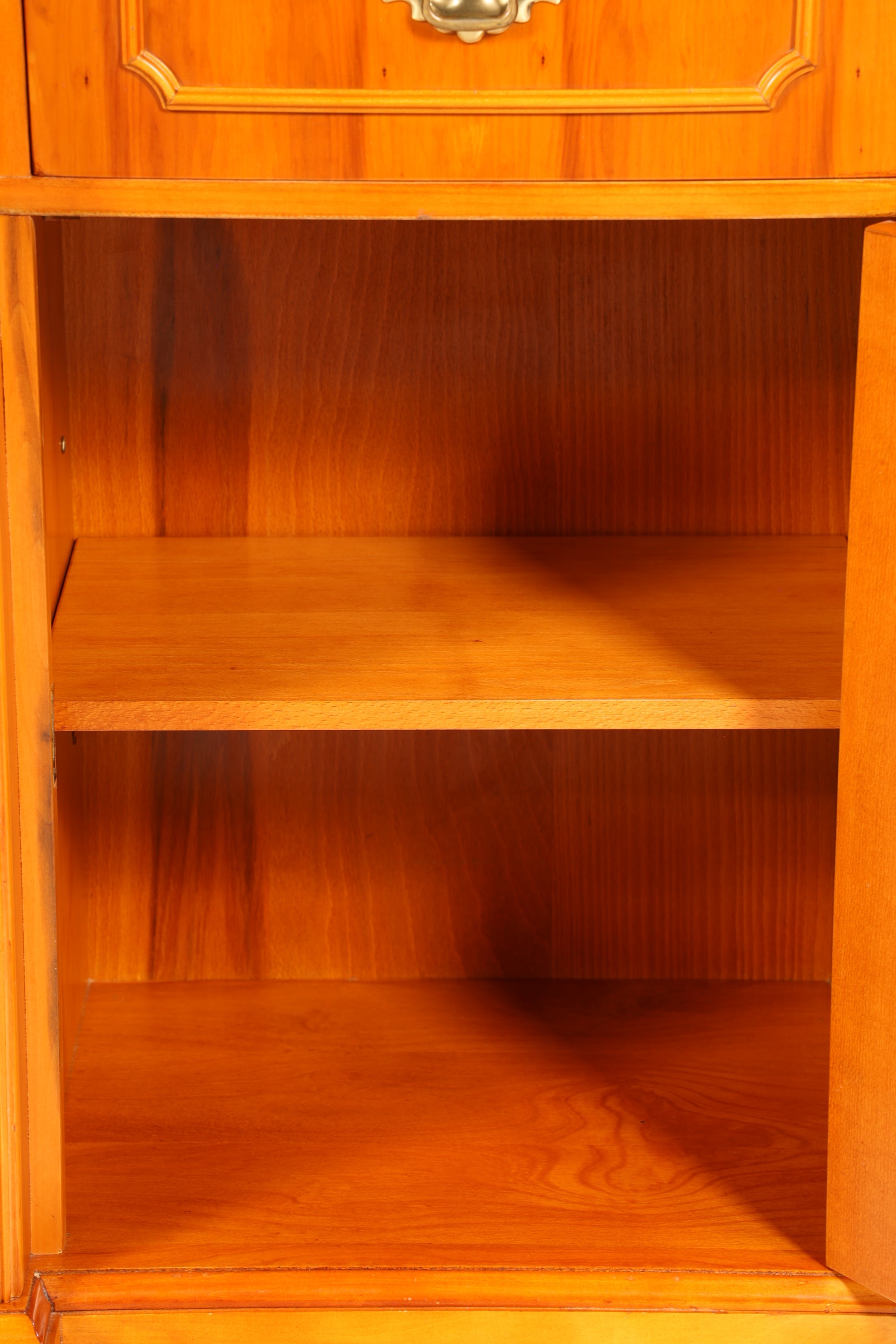 Traumhaftes Englisches Sideboard Eibe Schrank Antik Stil Buffetschrank Kommode