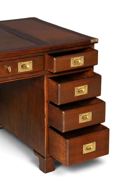 Hauptstadt Möblerei englischer Military Chest Schreibtisch aus Holz mit brauner Lederauflage und Messingbeschlägen