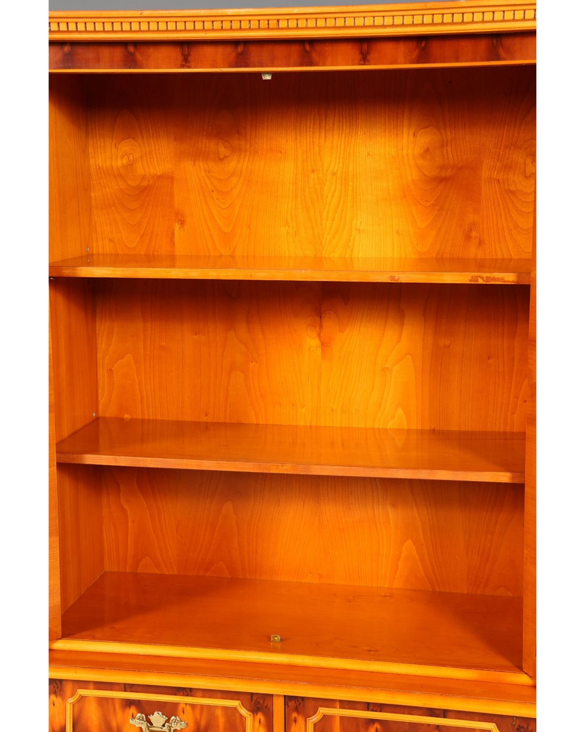 Traumhafte Englische Vitrine Bücherschrank Buffet Antik Stil Englisch Eibe Glasvitrine Bibliothek
