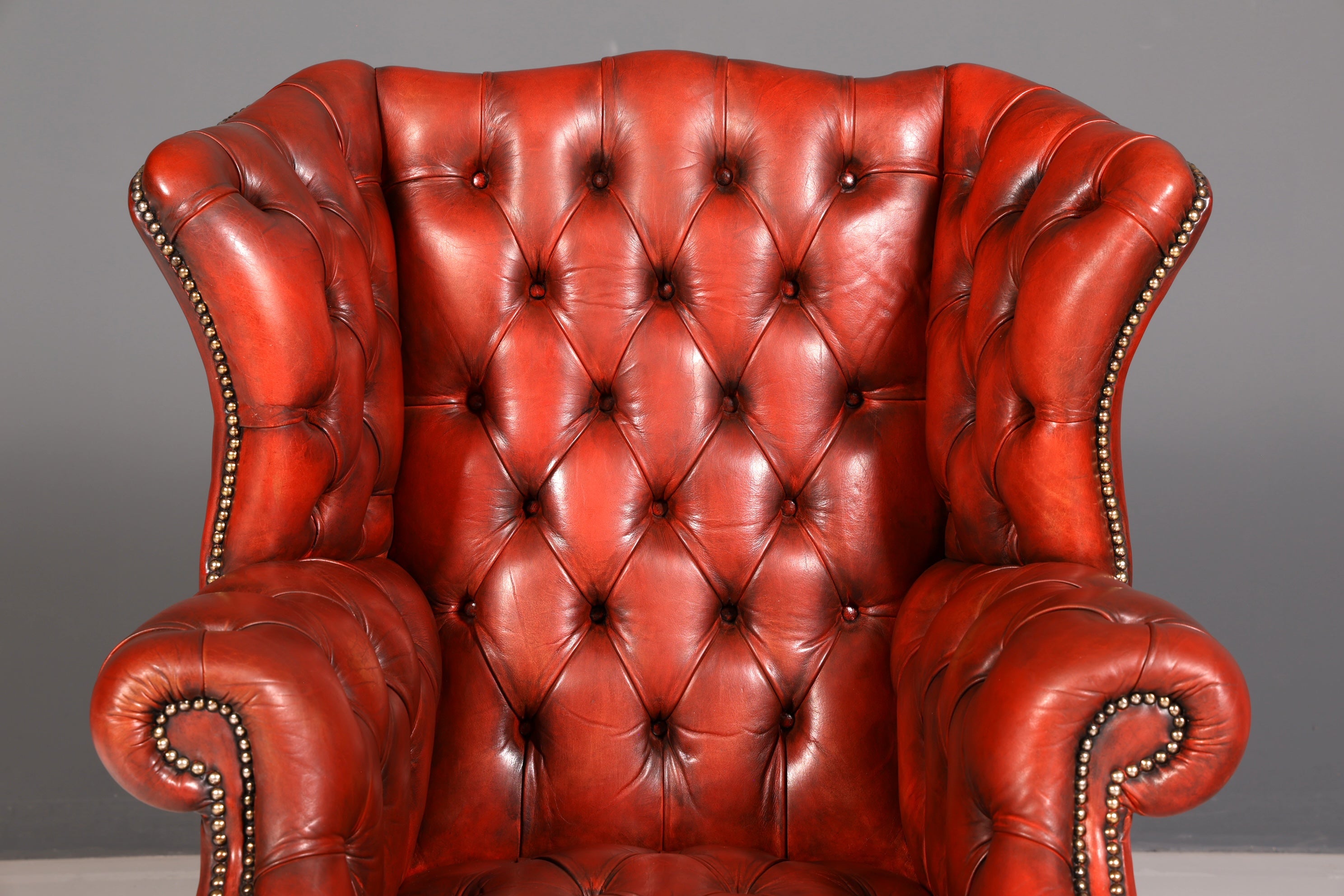 Originele Chesterfield-oortfauteuil met hocker, echt leer, Engelse herenfauteuil, leren fauteuil, antiek, vintage