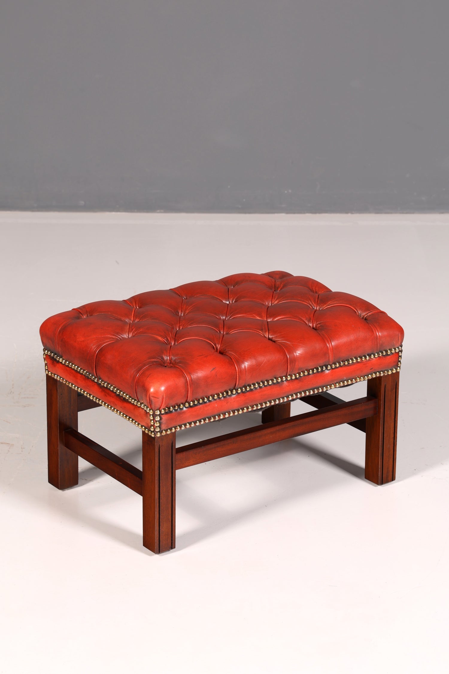 Originele Chesterfield-oortfauteuil met hocker, echt leer, Engelse herenfauteuil, leren fauteuil, antiek, vintage