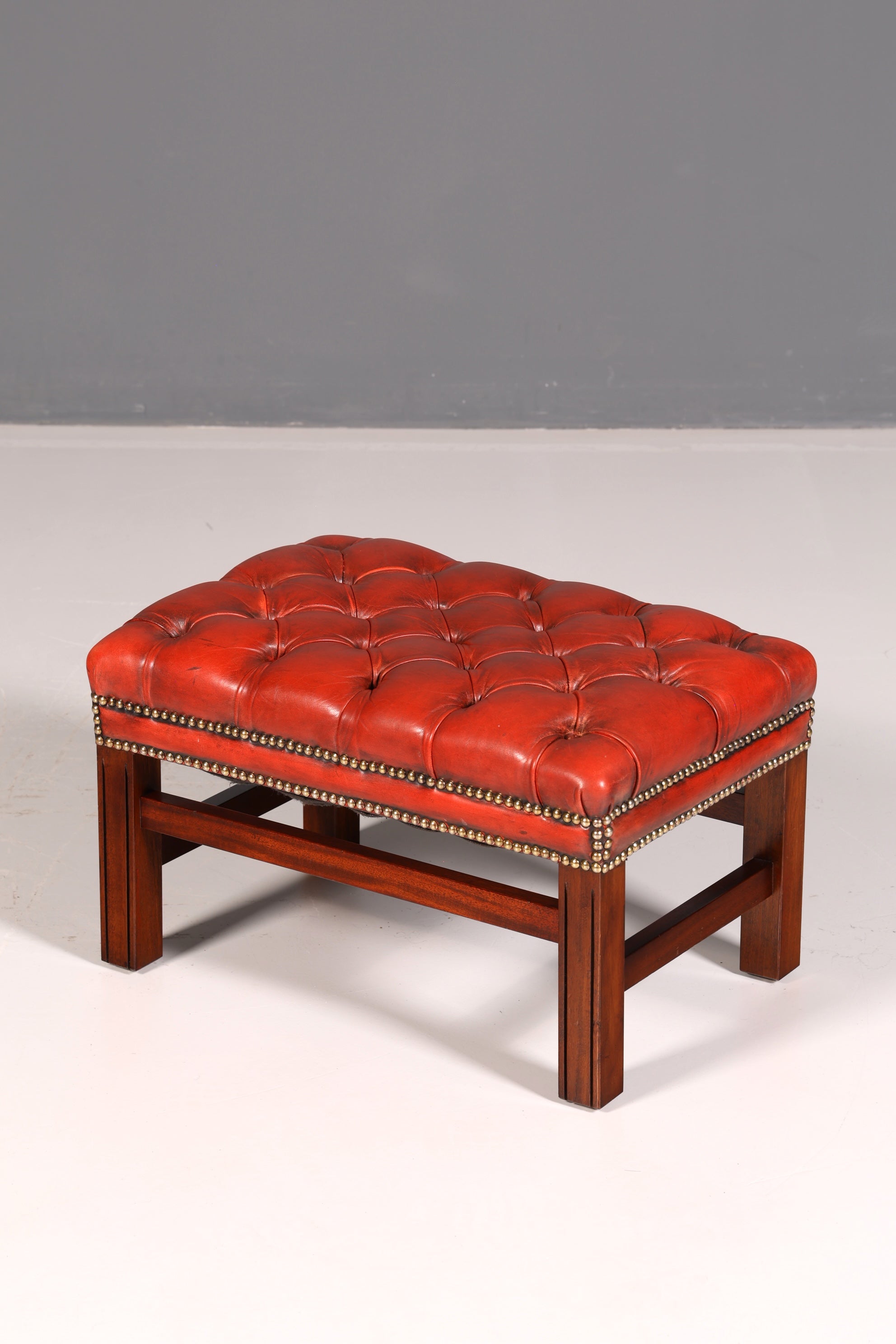 Originele Chesterfield-oortfauteuil met hocker, echt leer, Engelse herenfauteuil, leren fauteuil, antiek, vintage