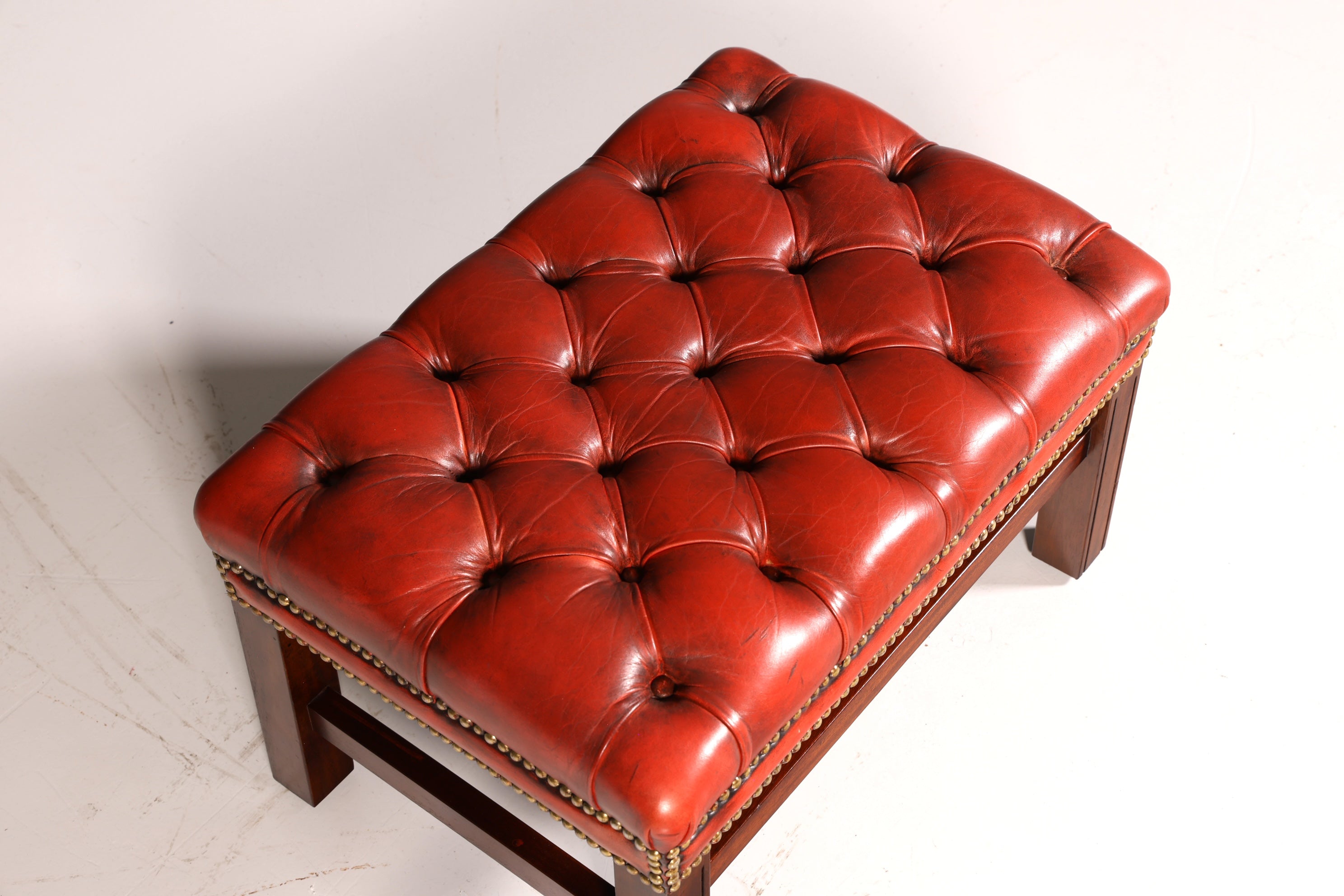 Originele Chesterfield-oortfauteuil met hocker, echt leer, Engelse herenfauteuil, leren fauteuil, antiek, vintage