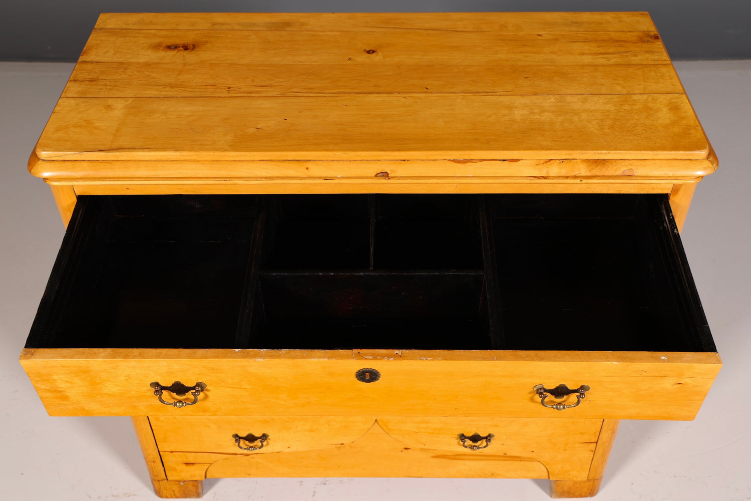 Ediele antieke ladekast van zacht hout met messing beslag, massief hout, vintage
