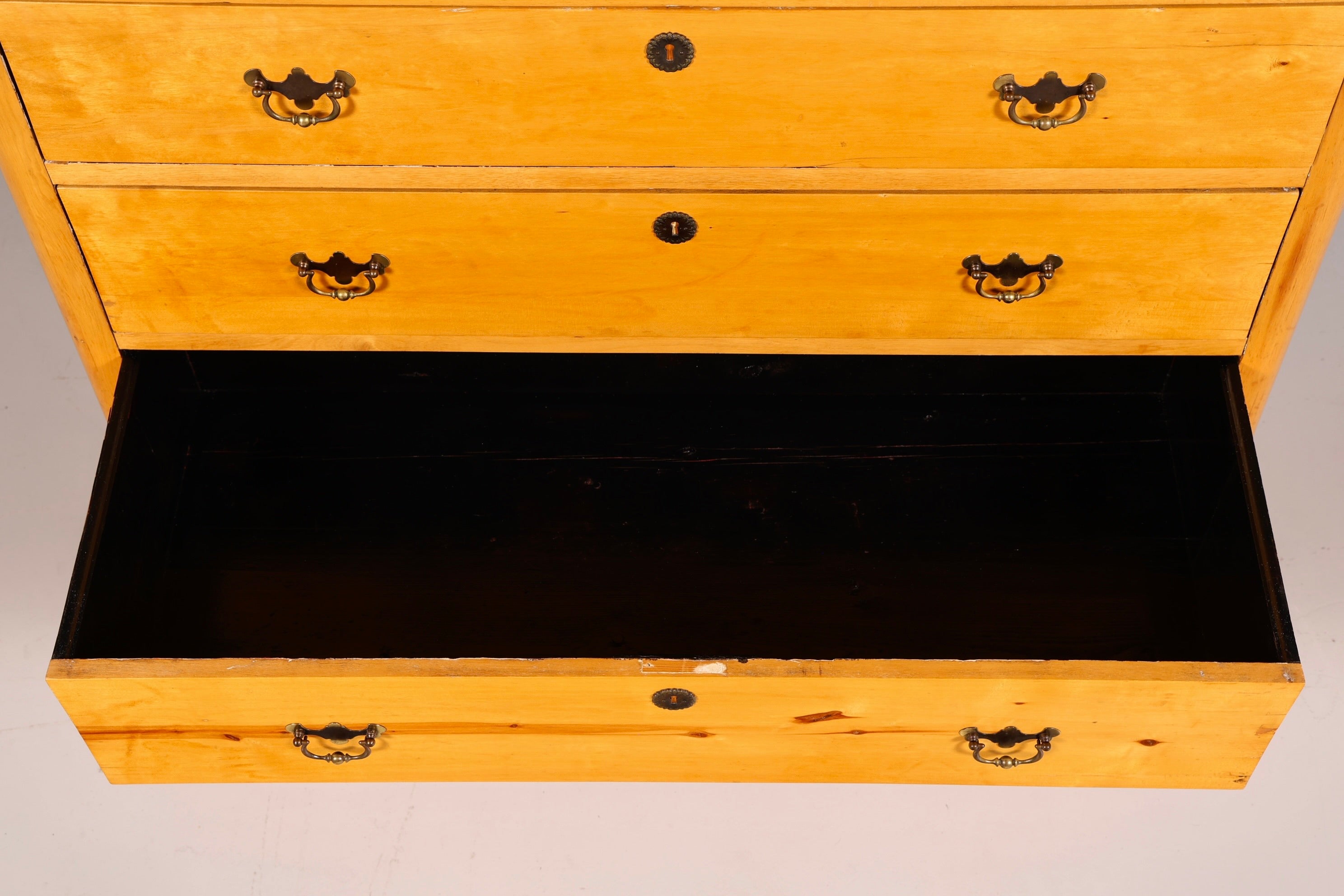 Ediele antieke ladekast van zacht hout met messing beslag, massief hout, vintage