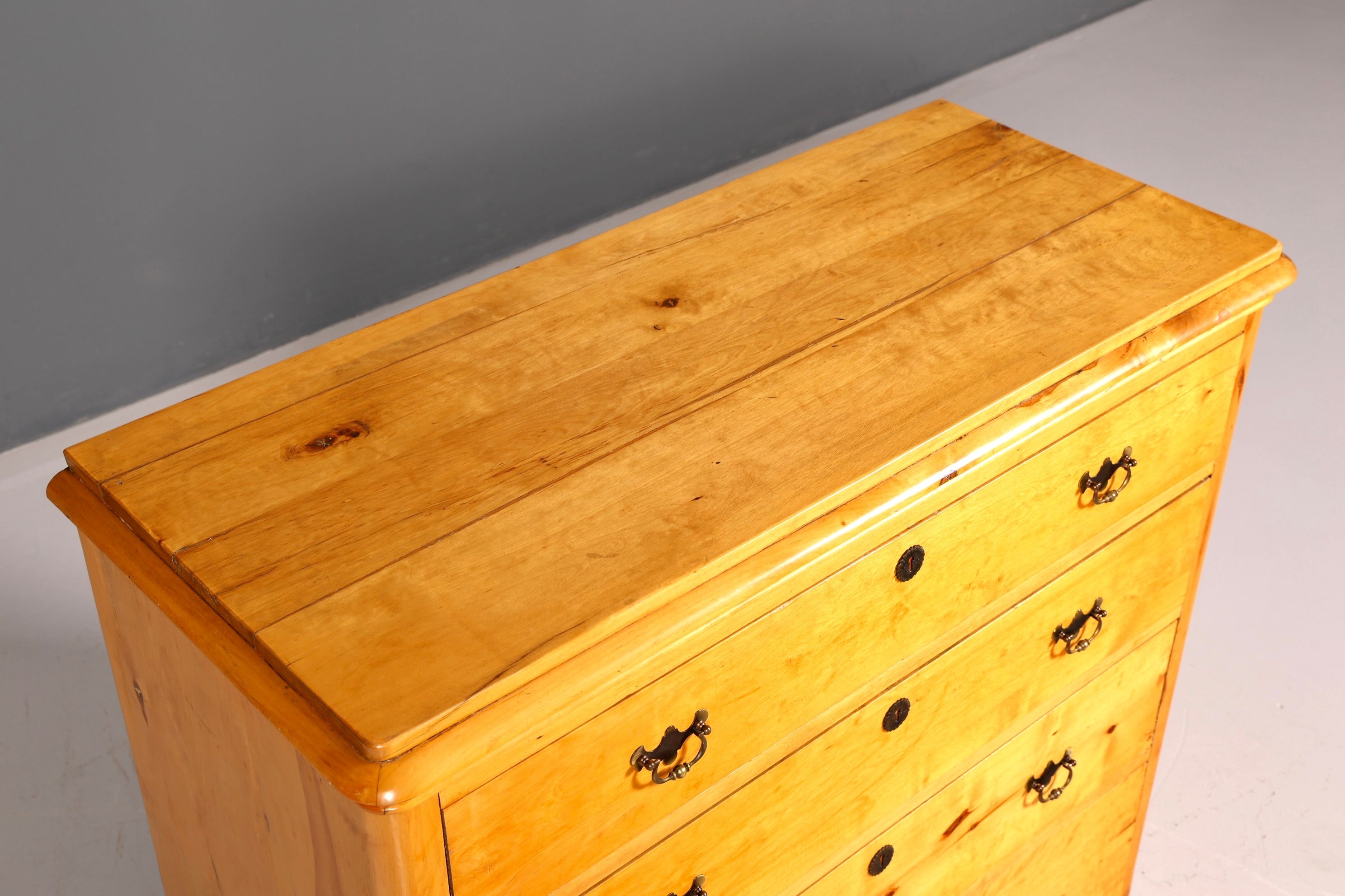 Ediele antieke ladekast van zacht hout met messing beslag, massief hout, vintage