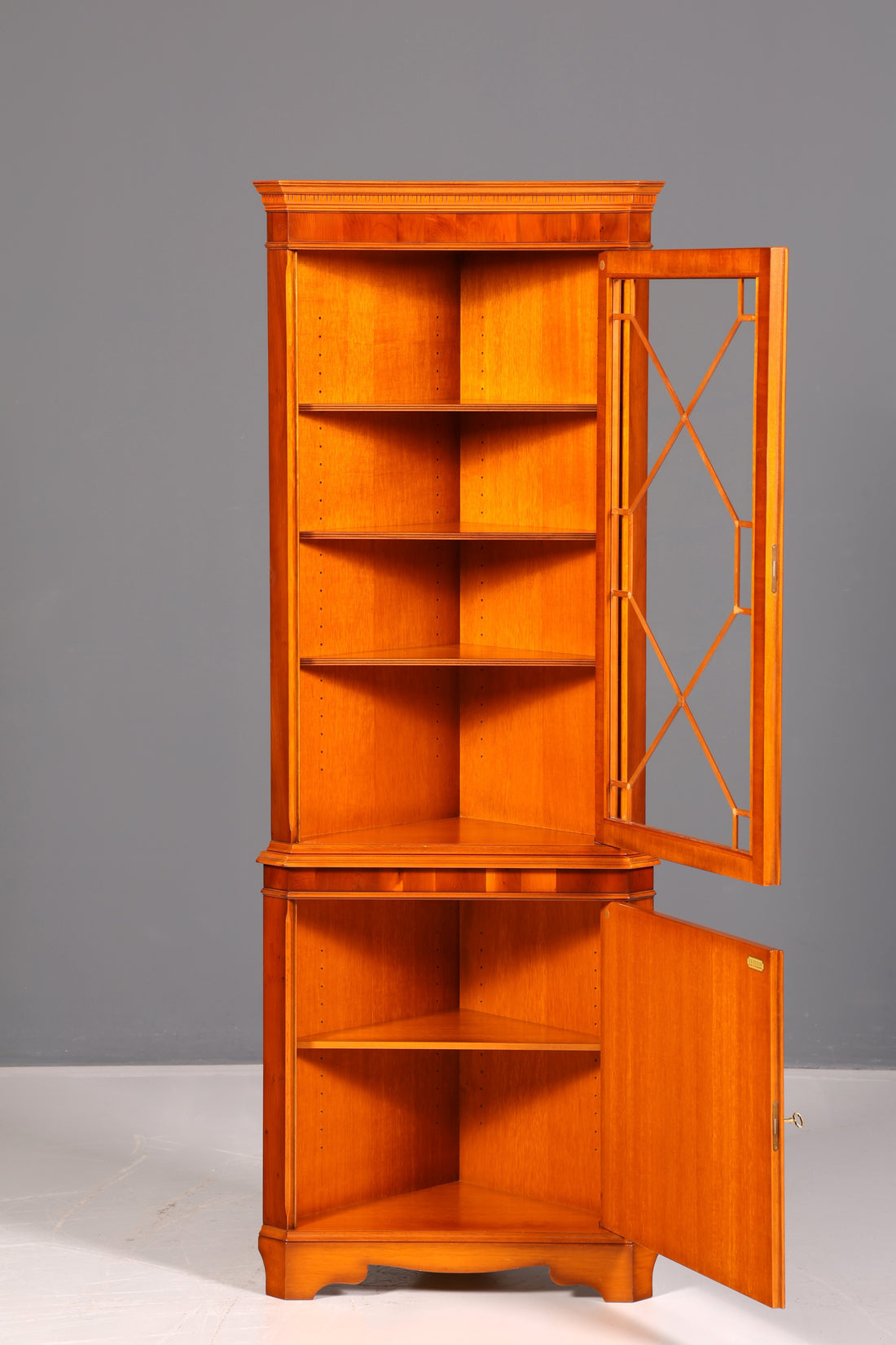 Prachtige Engelse hoekvitrine van taxushout, hoekkast, glazen vitrinekast, antiek, massief hout, vintage