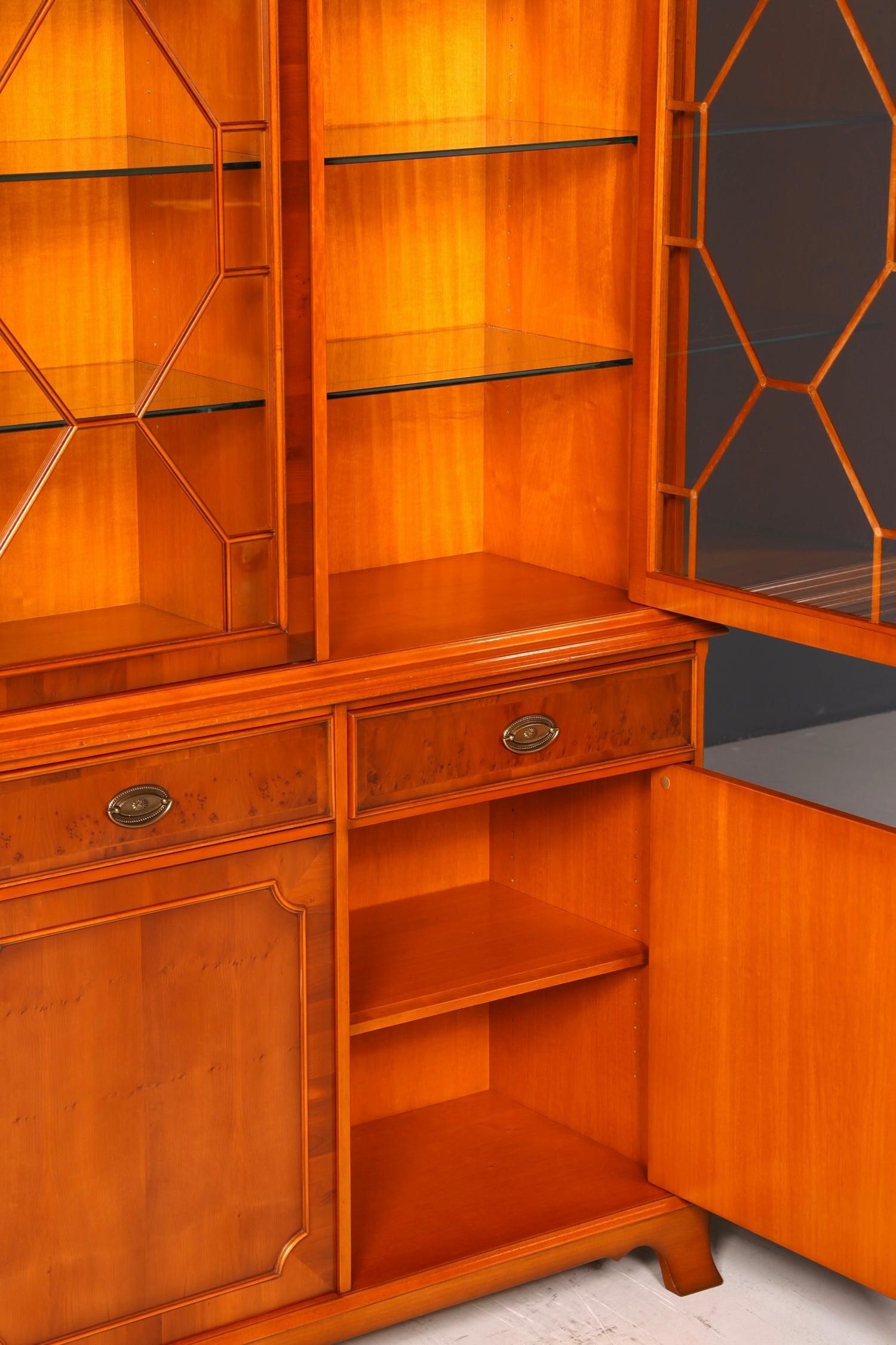 G143 Finish cm Wunderschöne Original Heldense Vitrine Englische Eibe Bücherschrank Buffet Antik Stil Glasvitrine