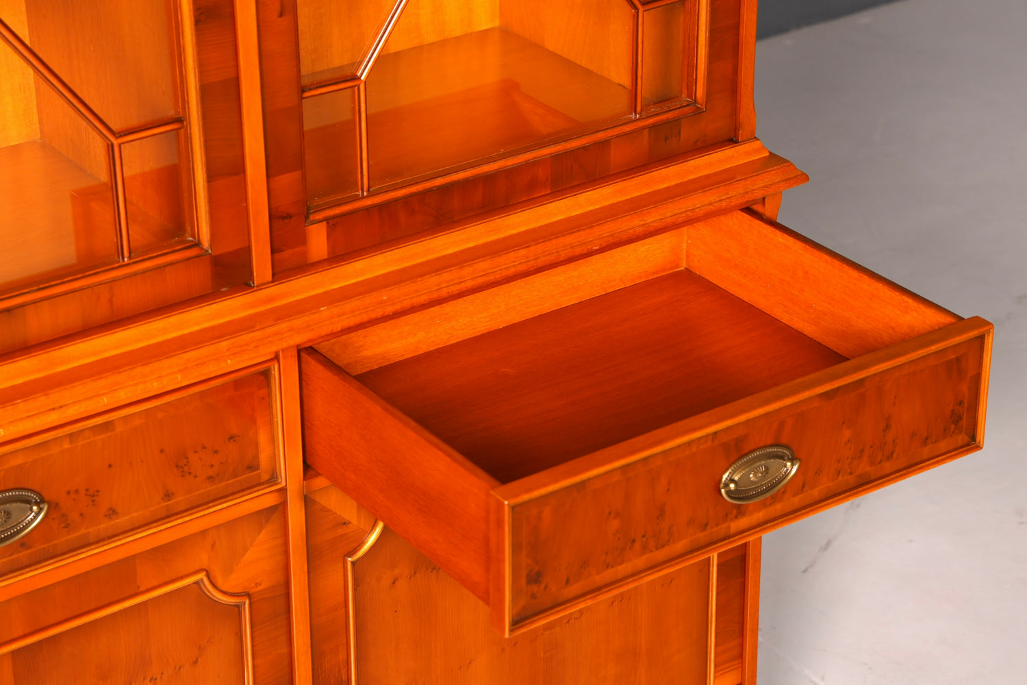 G143 Finish cm Wunderschöne Original Heldense Vitrine Englische Eibe Bücherschrank Buffet Antik Stil Glasvitrine