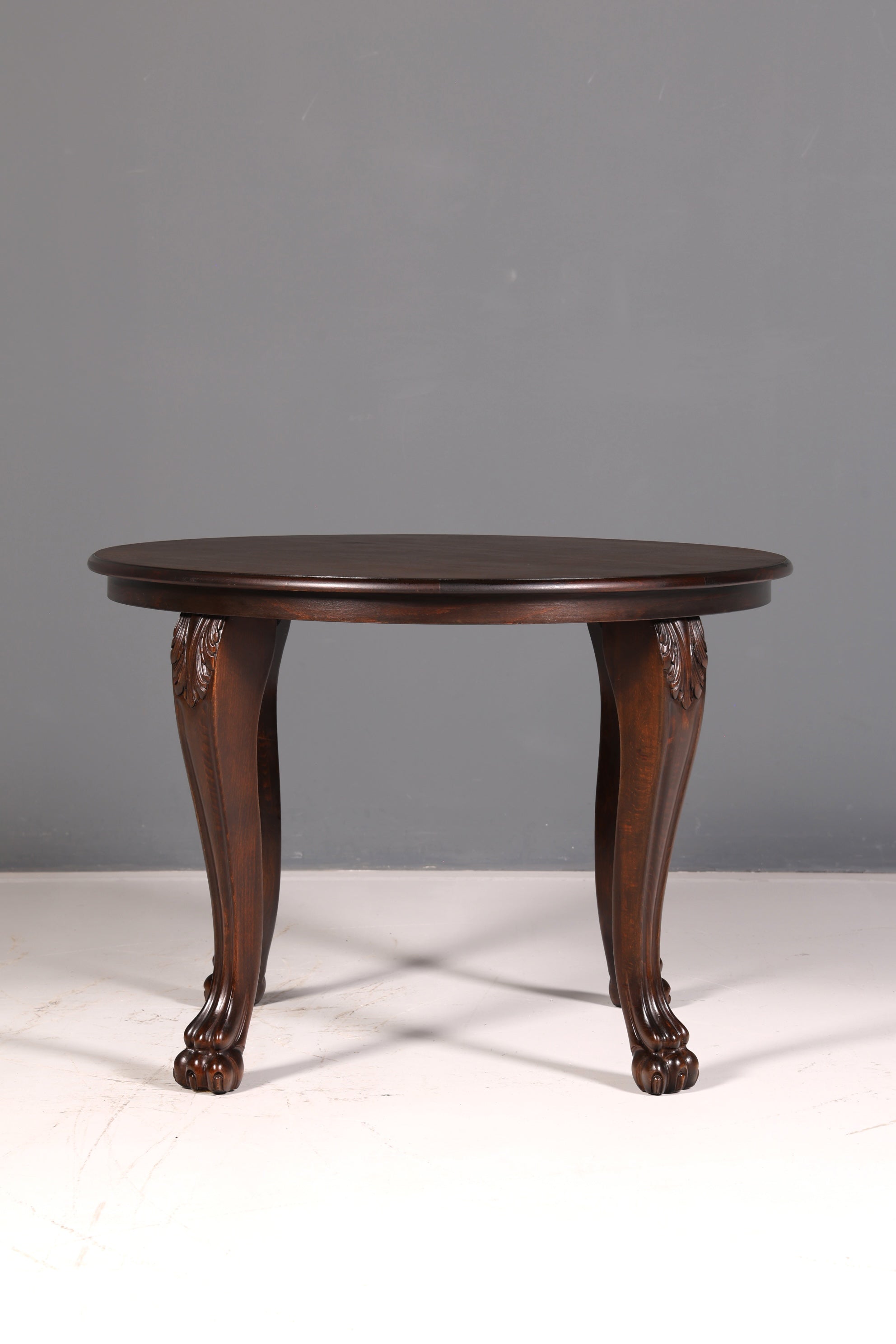 Prachtige neorenaissance-bijzettafel uit de Gründerzeit, ronde antieke salontafel van massief hout