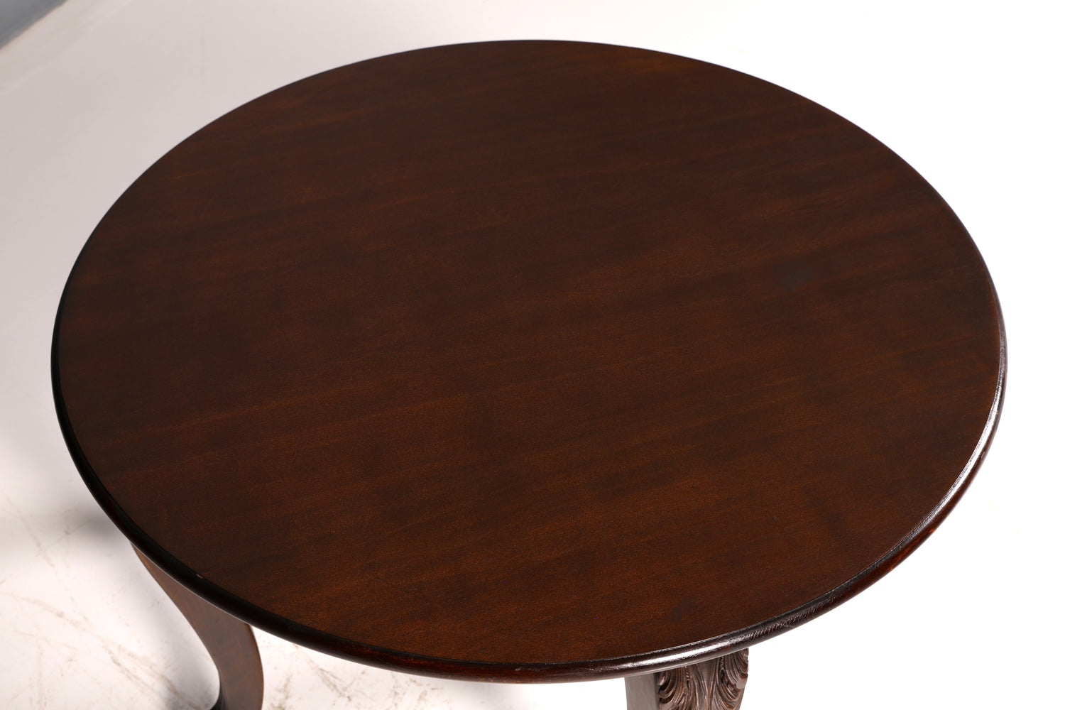 Prachtige neorenaissance-bijzettafel uit de Gründerzeit, ronde antieke salontafel van massief hout