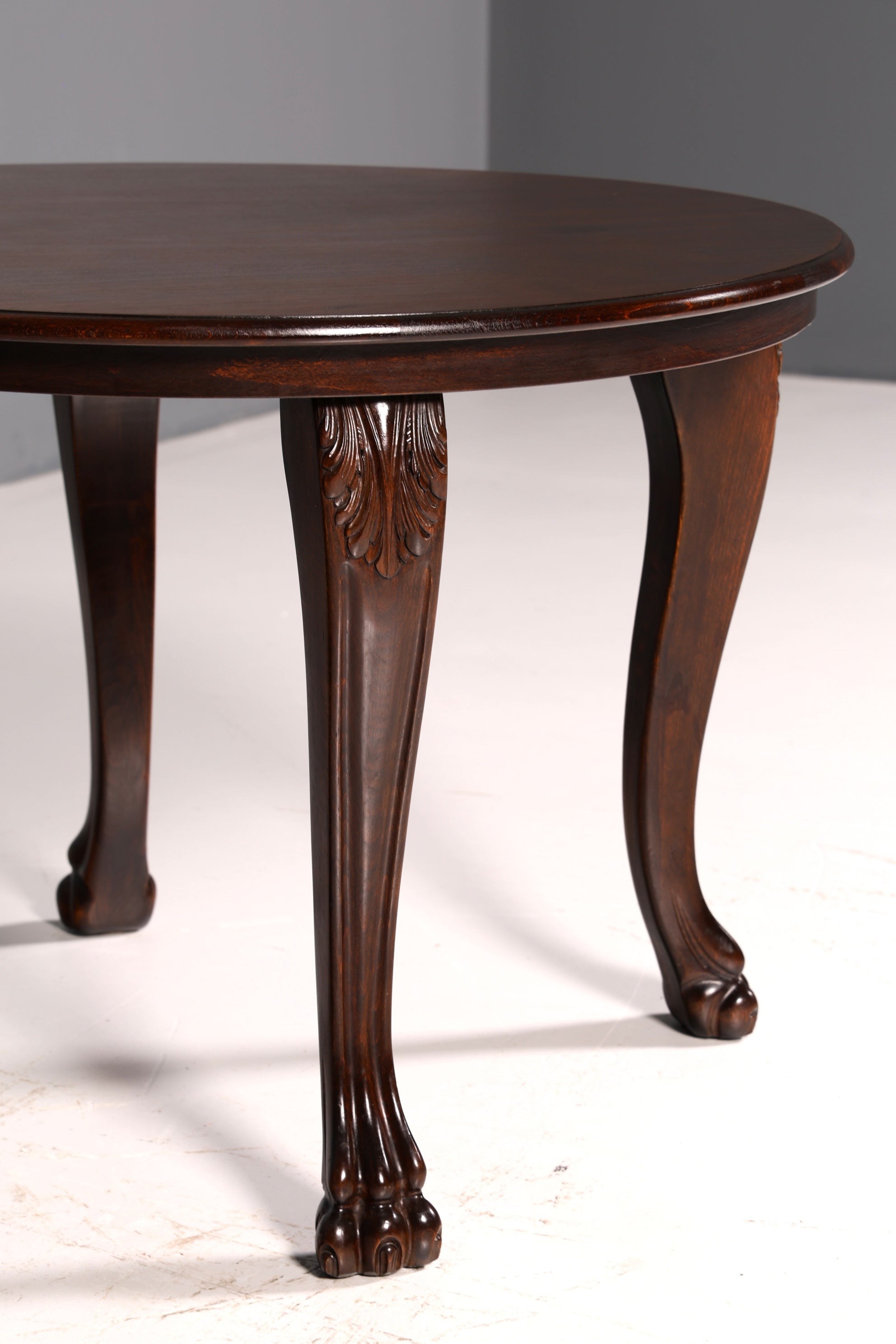 Prachtige neorenaissance-bijzettafel uit de Gründerzeit, ronde antieke salontafel van massief hout