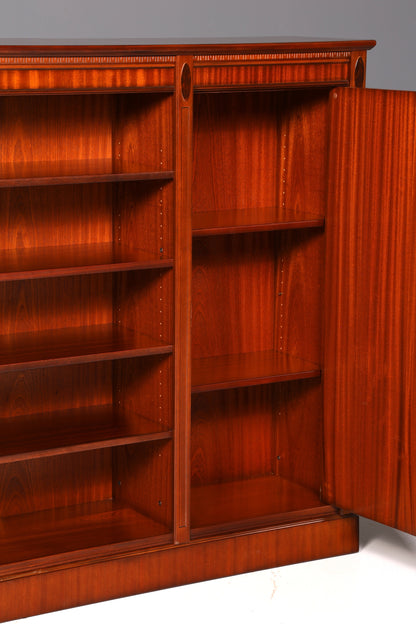 Prachtige boekenkast in Engelse stijl van mahoniehout, boekenplank en boekenrek, antiek vintage ontwerp
