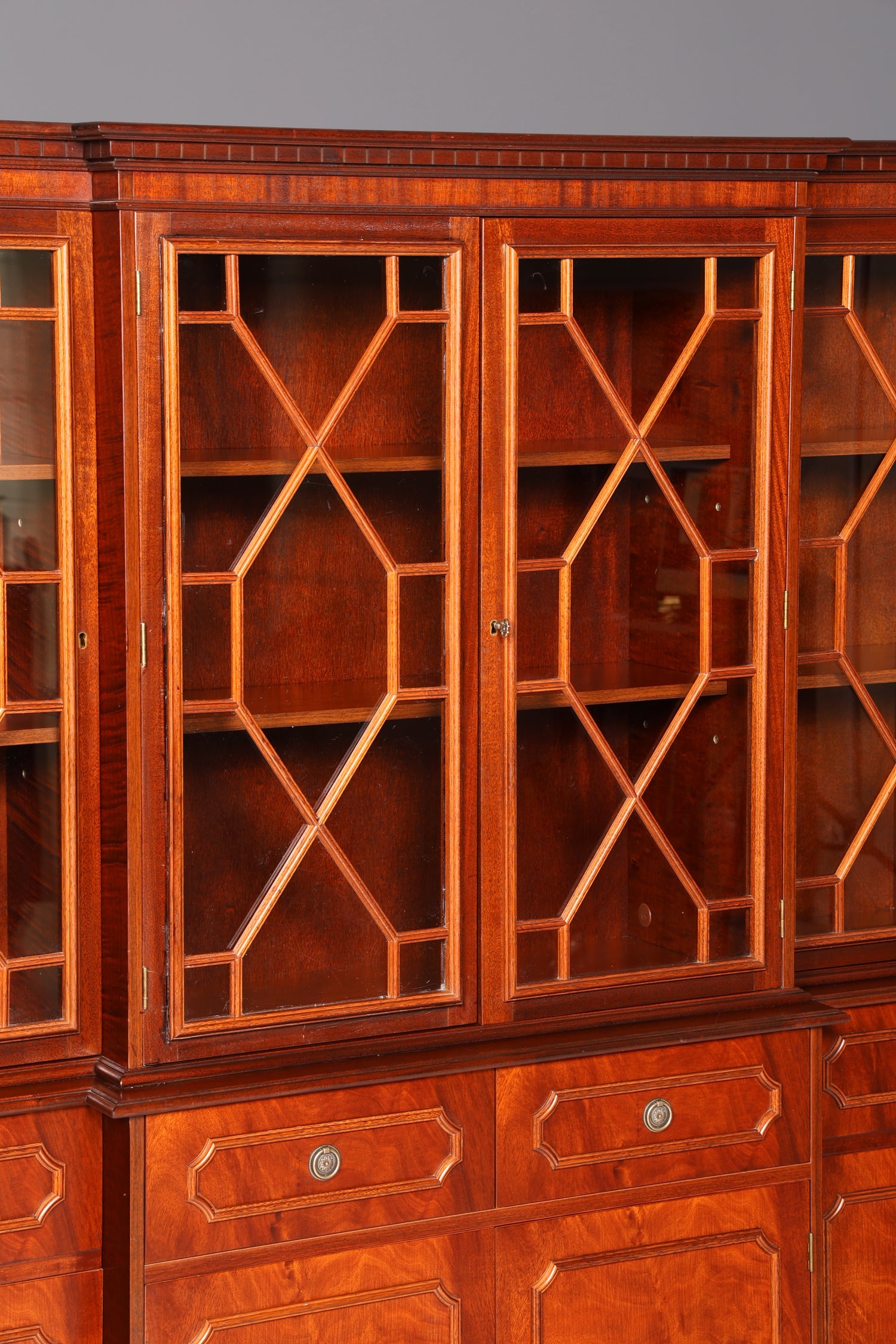 Indrukwekkende Engelse vitrinekast, bibliotheekboekenkast, glazen buffetkast van echt hout, antiek vintage