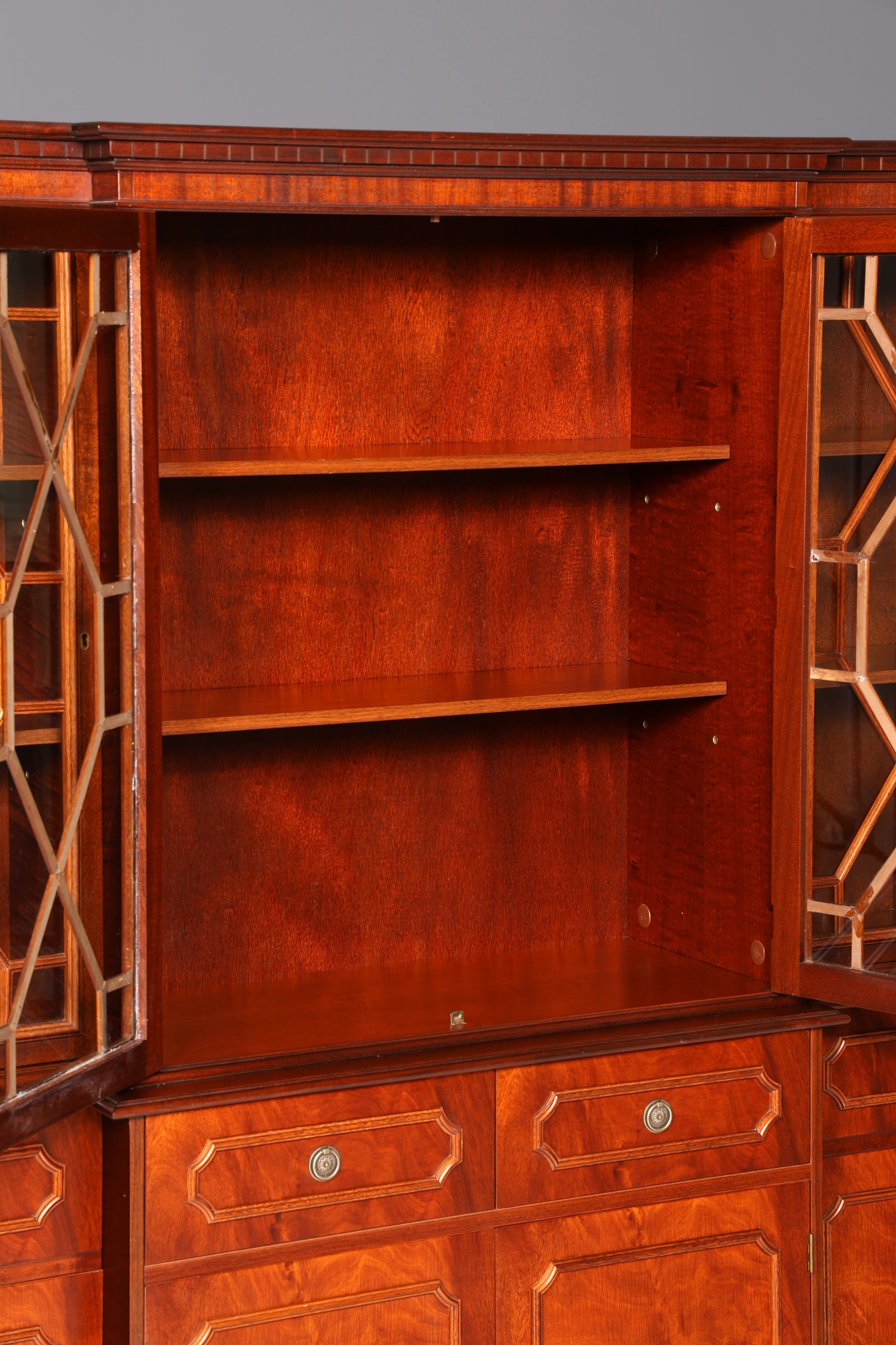 Indrukwekkende Engelse vitrinekast, bibliotheekboekenkast, glazen buffetkast van echt hout, antiek vintage