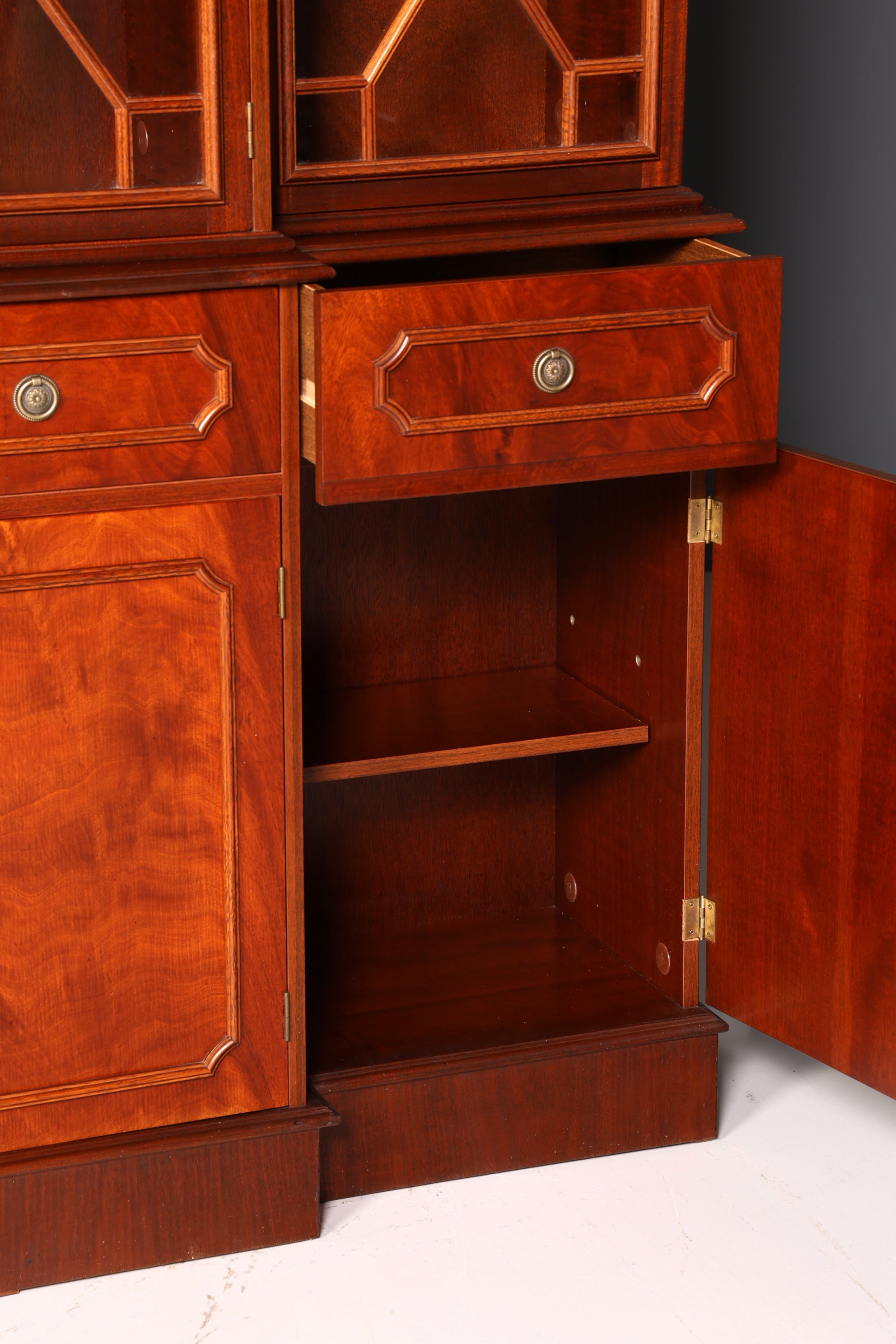Indrukwekkende Engelse vitrinekast, bibliotheekboekenkast, glazen buffetkast van echt hout, antiek vintage