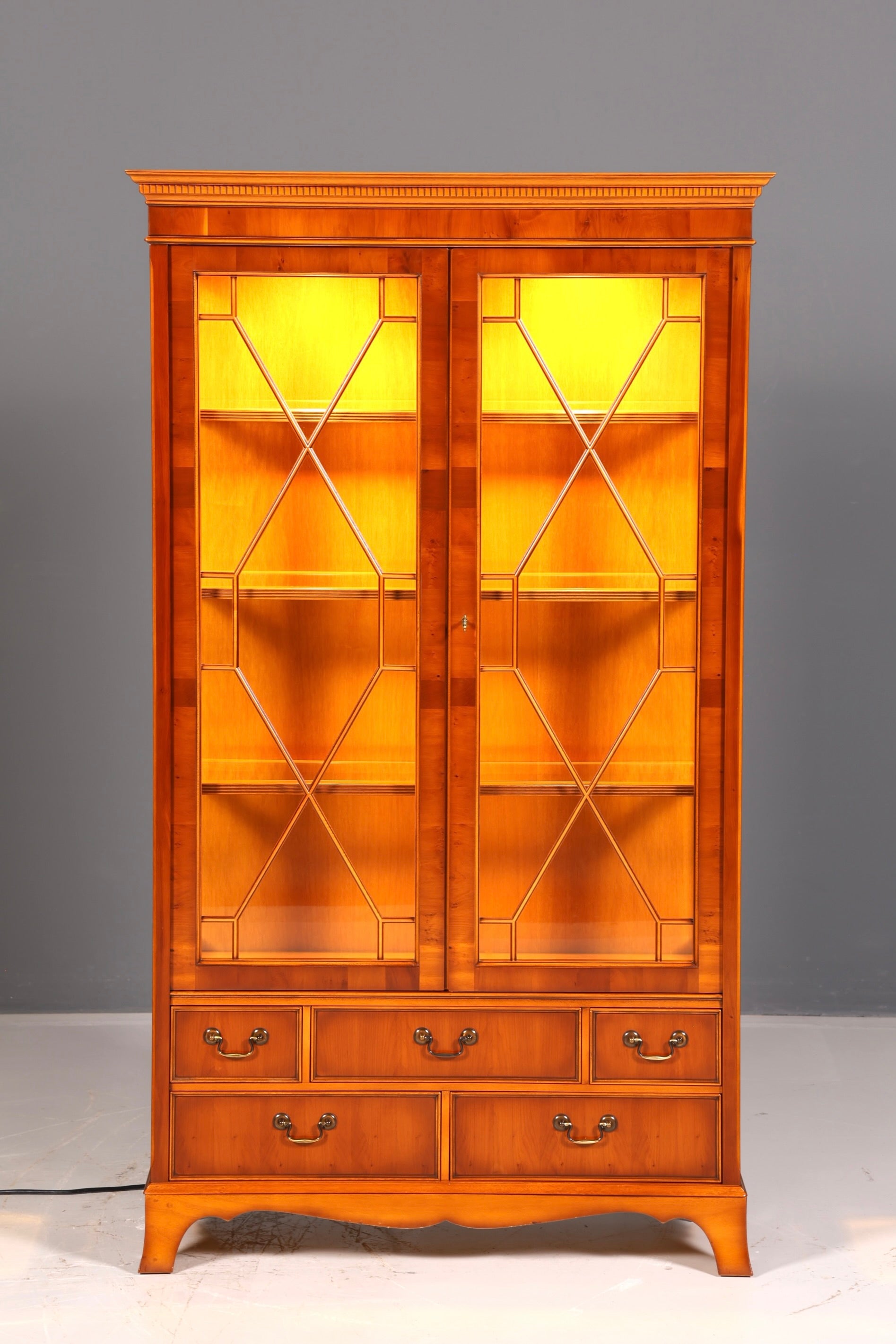 Wunderschöne Original Heldense Vitrine Englische Eibe Bücherschrank Glasvitrine mit Beleuchtung