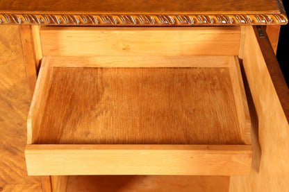 Hauptstadt Möblerei Art Deco Schrank aus Massivholz mit ausgezogenem Schubfach und detaillierter Holzmaserung