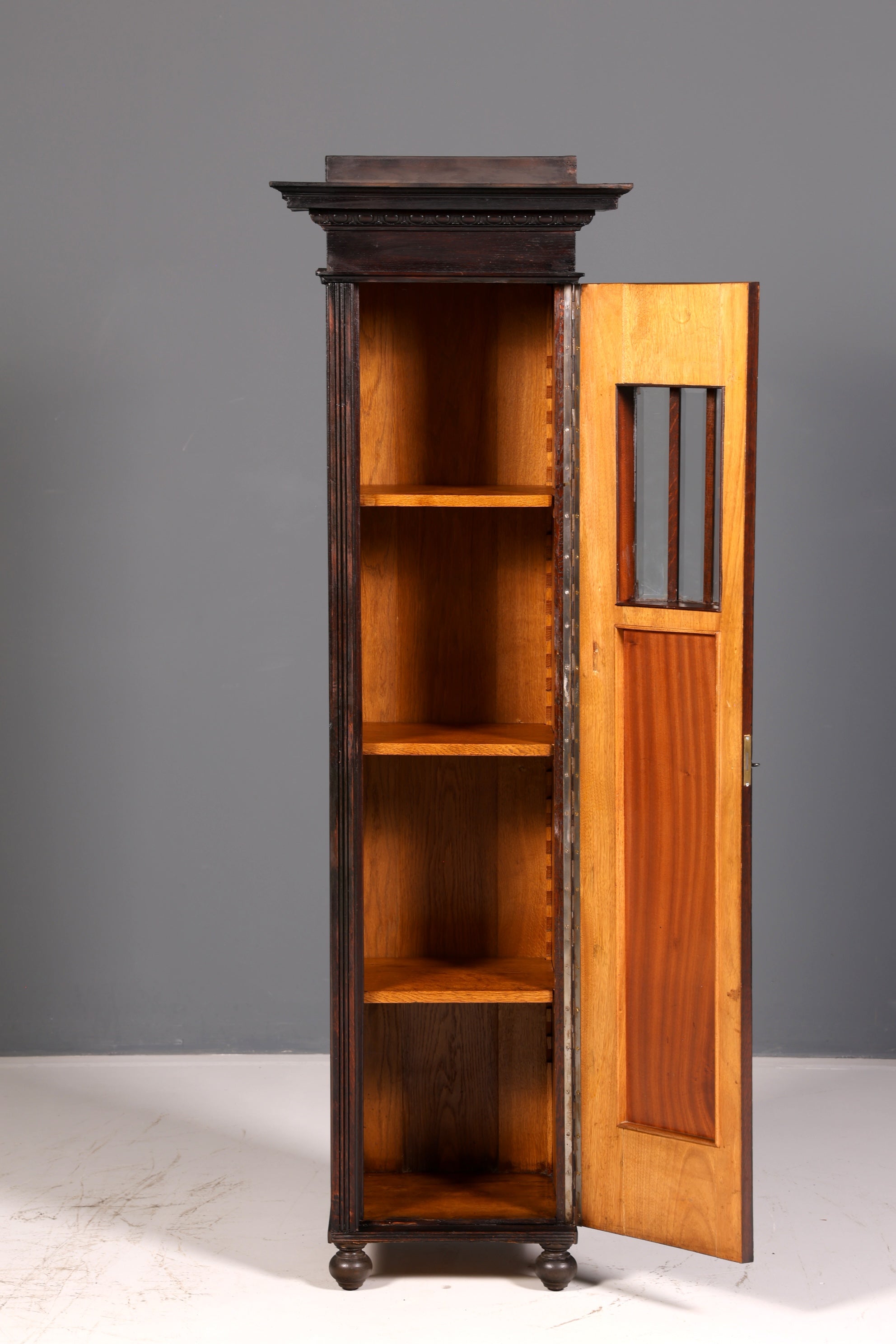 Prachtige jugendstilvitrine van eikenhout, antieke boekenkast, servieskast, glazen vitrinekast, antieke kast, 2 van 2