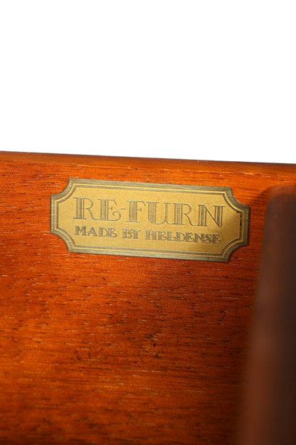 Hauptstadt Möblerei Messingschild mit der Aufschrift Re-Furn Made by Heldense an einem Möbelstück aus Eibenholz