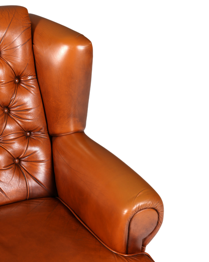 Hauptstadt Möblerei Chesterfield Sessel in cognacfarbenem Echtleder mit klassischer Knopfheftung und Armlehne