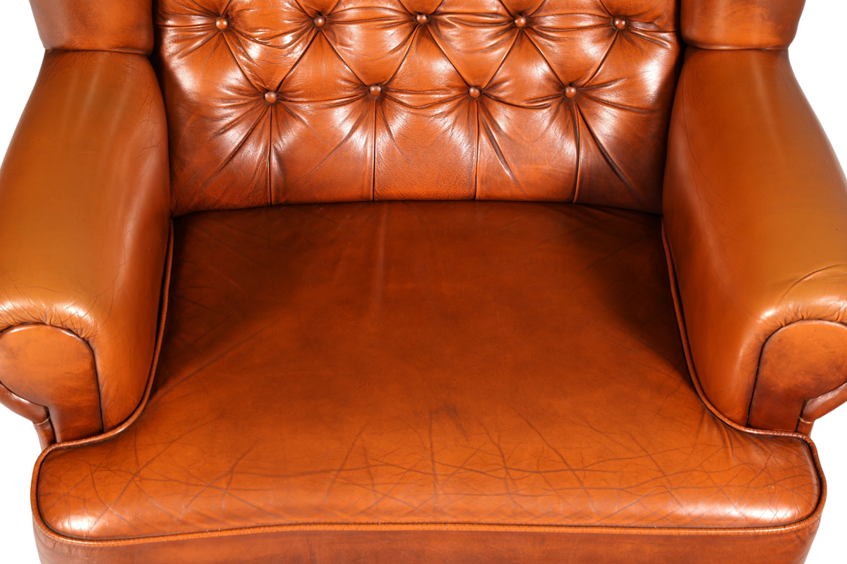 Hauptstadt Möblerei Chesterfield Sessel aus cognacfarbenem Echtleder mit klassischer Knopfheftung und Armlehnen