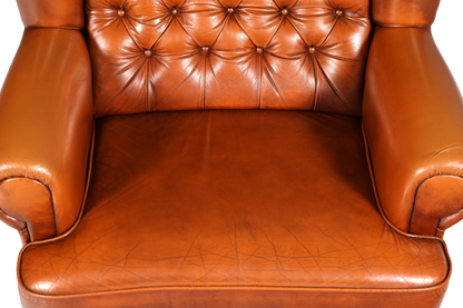 Hauptstadt Möblerei Chesterfield Sessel aus cognacfarbenem Echtleder mit klassischer Knopfheftung und Armlehnen