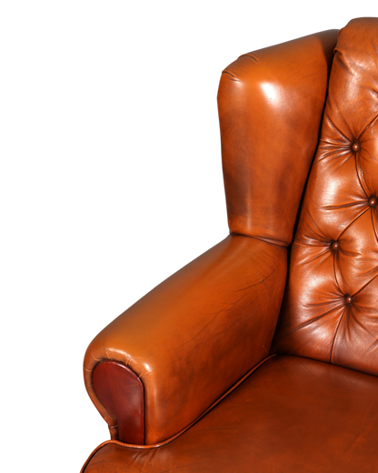 Hauptstadt Möblerei Chesterfield Sessel in cognacfarbenem Echtleder mit klassischer Knopfheftung und Armlehne