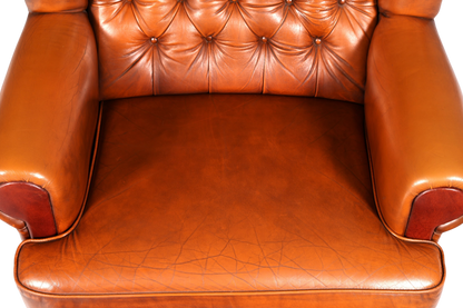 Hauptstadt Möblerei Chesterfield Sessel in cognacfarbenem Echtleder mit klassischer Knopfheftung und Armlehnen