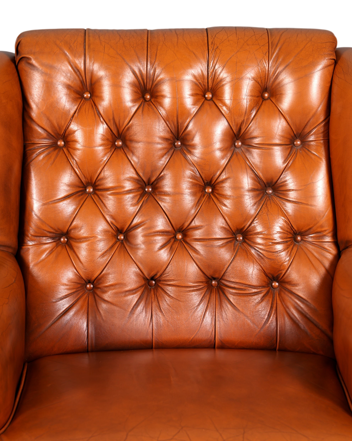 Hauptstadt Möblerei Chesterfield Sessel in cognacfarbenem Echtleder mit klassischer tiefer Knopfheftung
