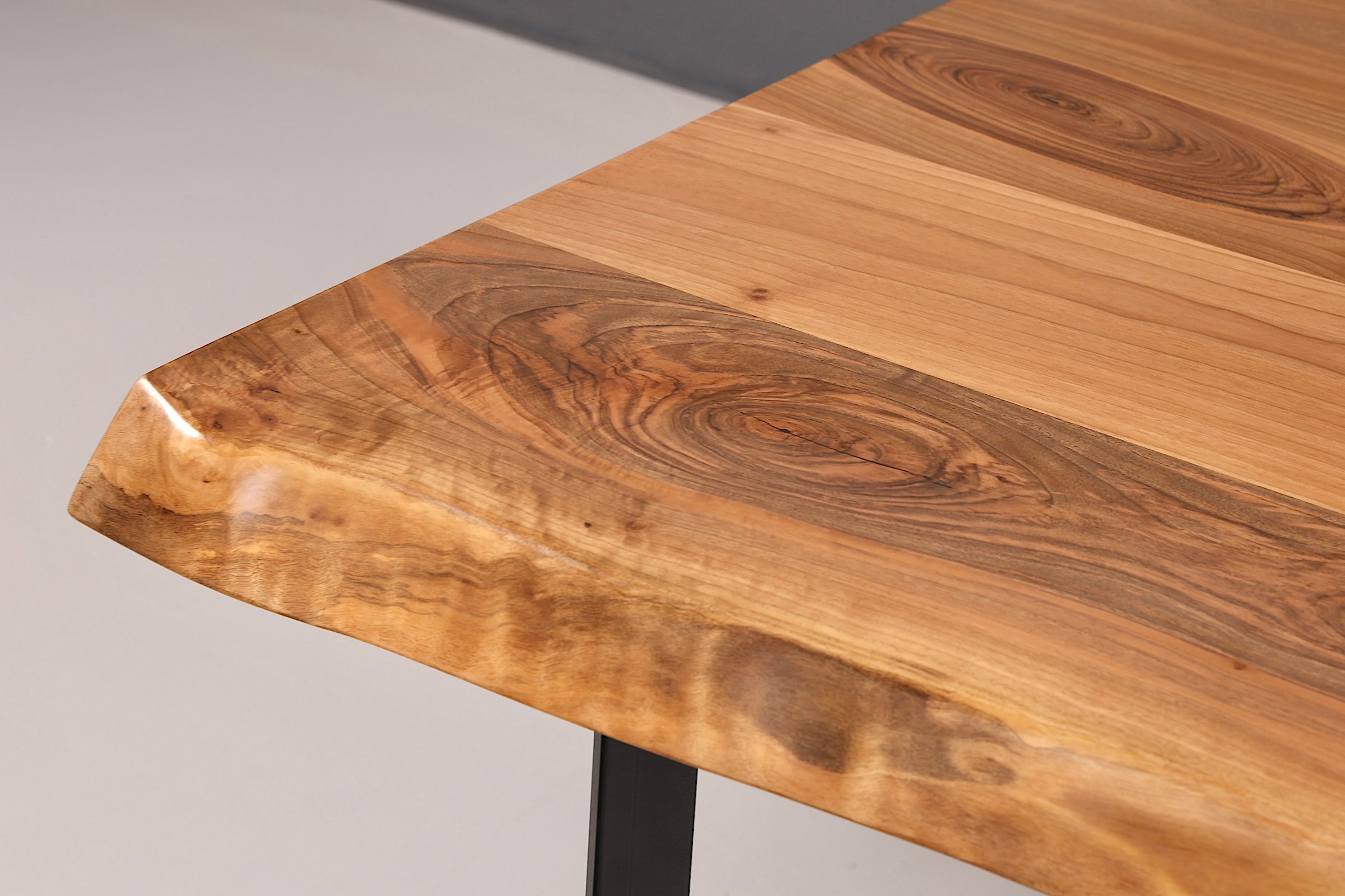 Traumhafter Nussbaum Tisch 140cm-100cm Esszimmer Tisch Baumkanten Platte Massiv Holz Küchentisch
