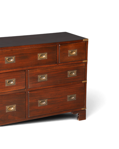 Hauptstadt Möblerei Sideboard im Military Chest Stil aus dunklem Echtholz mit Messingbeschlägen und versenkten Griffen