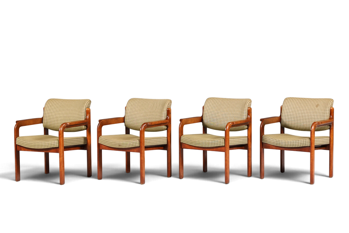 Hauptstadt Möblerei Mid Century Armlehnstühle aus Holz mit gemustertem Stoffbezug im Vintage-Stil