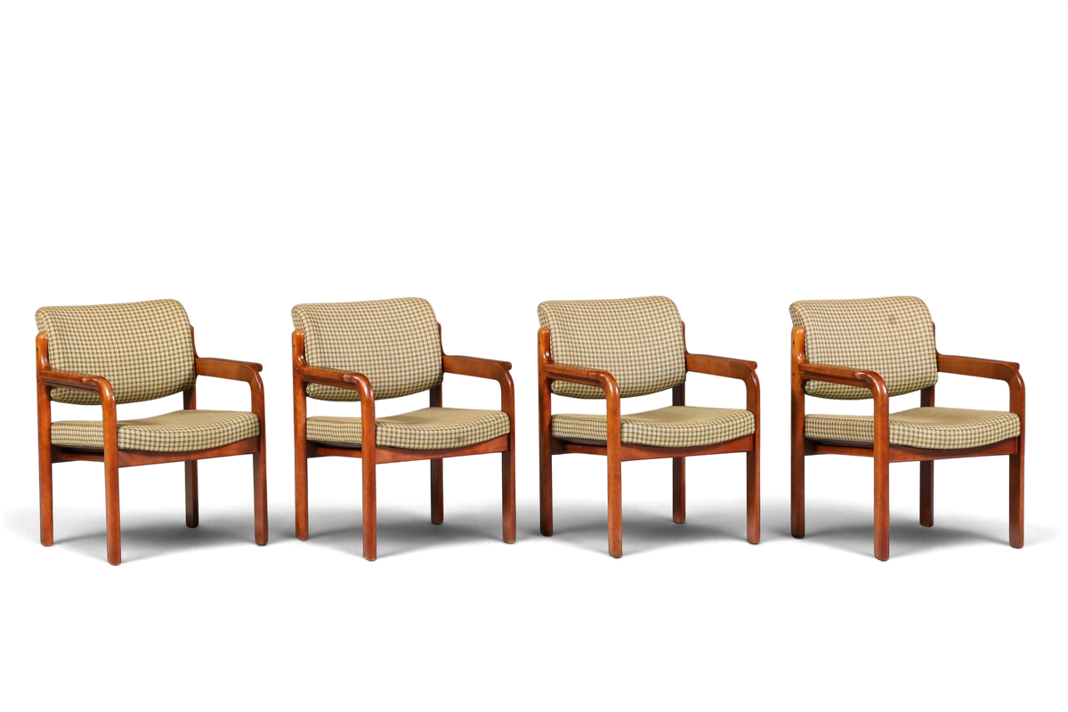Hauptstadt Möblerei Set aus vier Mid Century Armlehnstühlen mit Holzgestell und gemustertem Stoffbezug