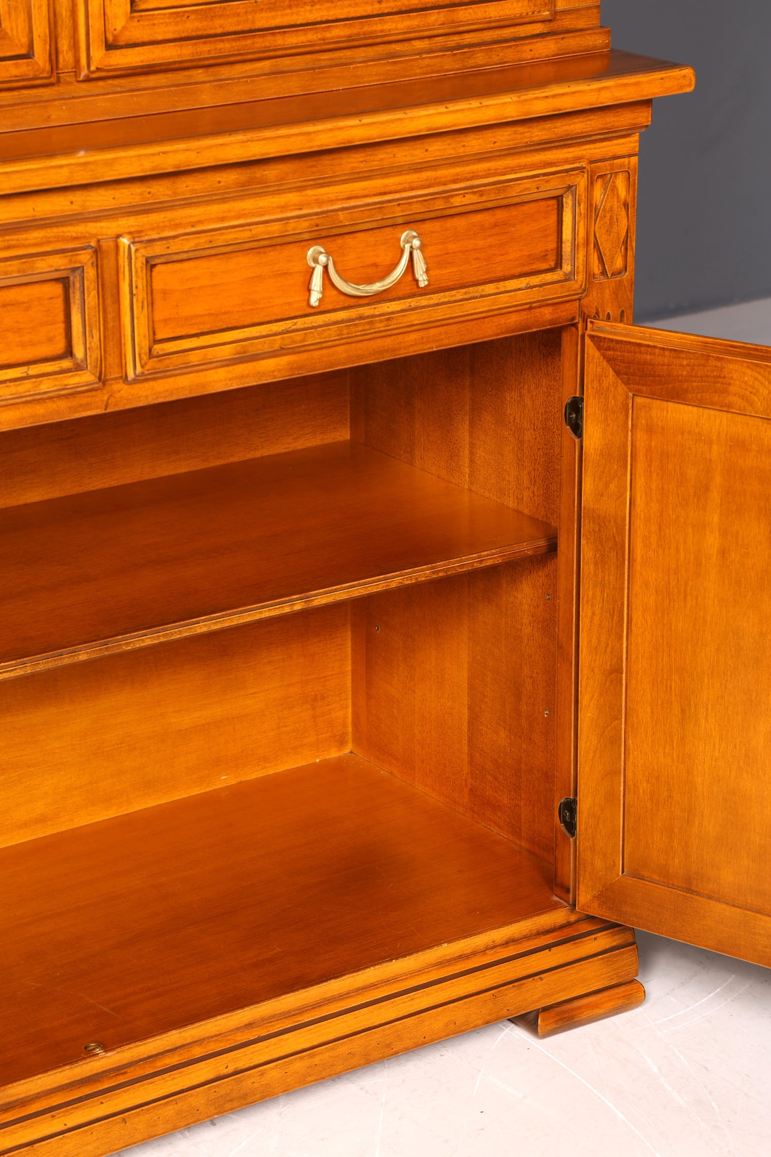 Edle Original Selva Vitrine Antik Stil massiv Holz Buffet Villa Borghese Schrank Bibliothek