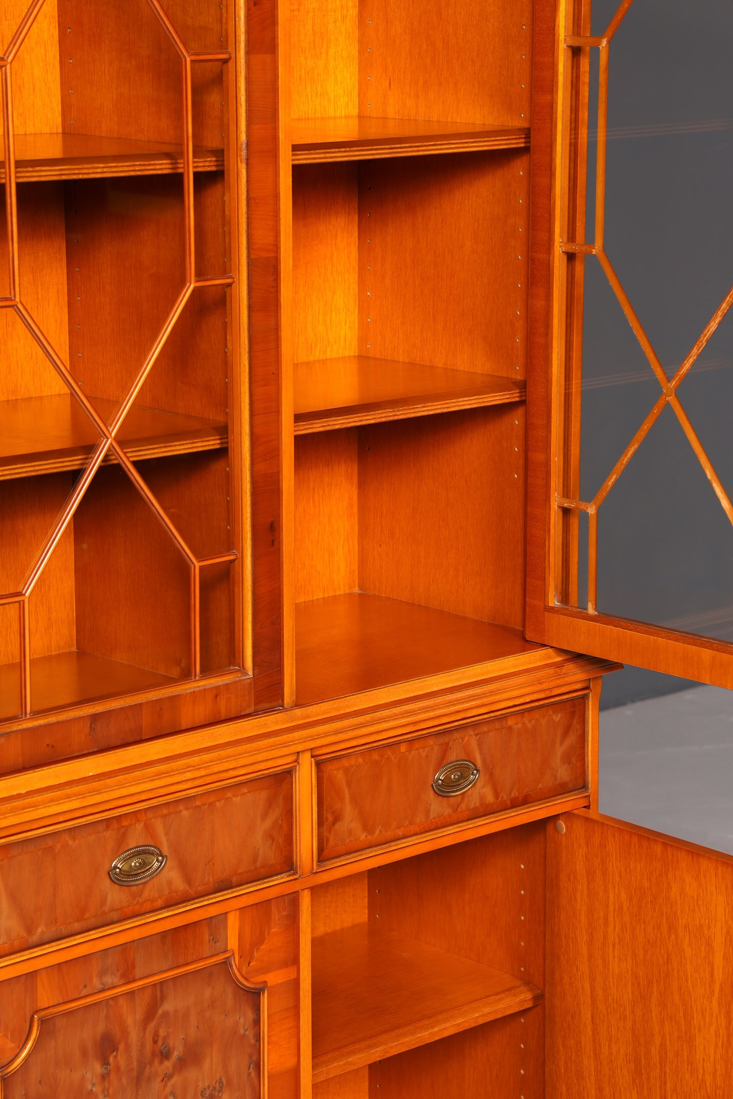 G195 Finish cm Wunderschöne Original Heldense Vitrine Englische Eibe Bücherschrank Buffet Antik Stil Glasvitrine (Kopie)