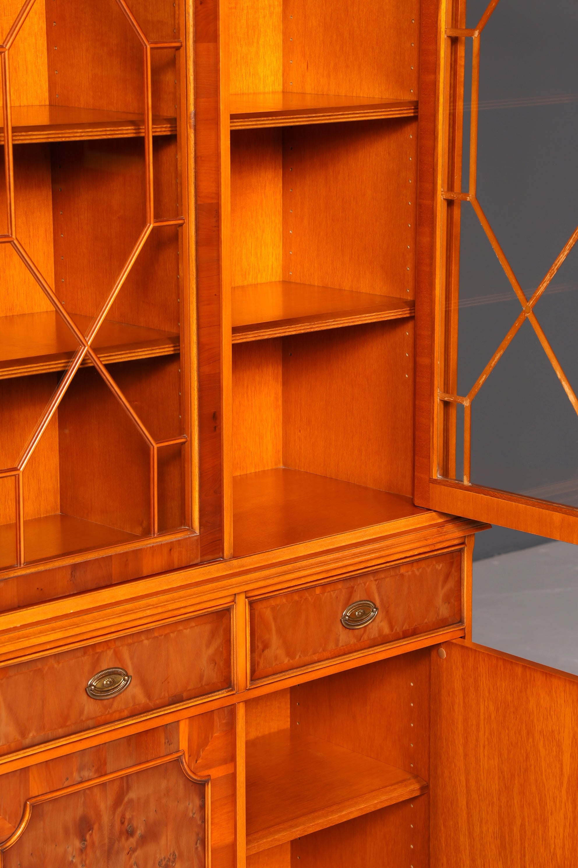 G195 Finish cm Wunderschöne Original Heldense Vitrine Englische Eibe Bücherschrank Buffet Antik Stil Glasvitrine (Kopie)