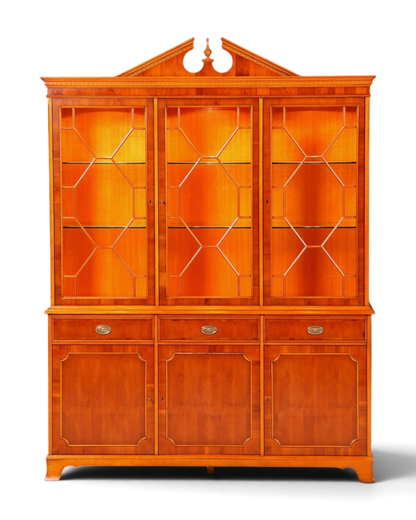 Hauptstadt Möblerei Heldense Vitrine aus englischer Eibe mit Glasfront, drei Türen und Schubladen im Vintage-Stil