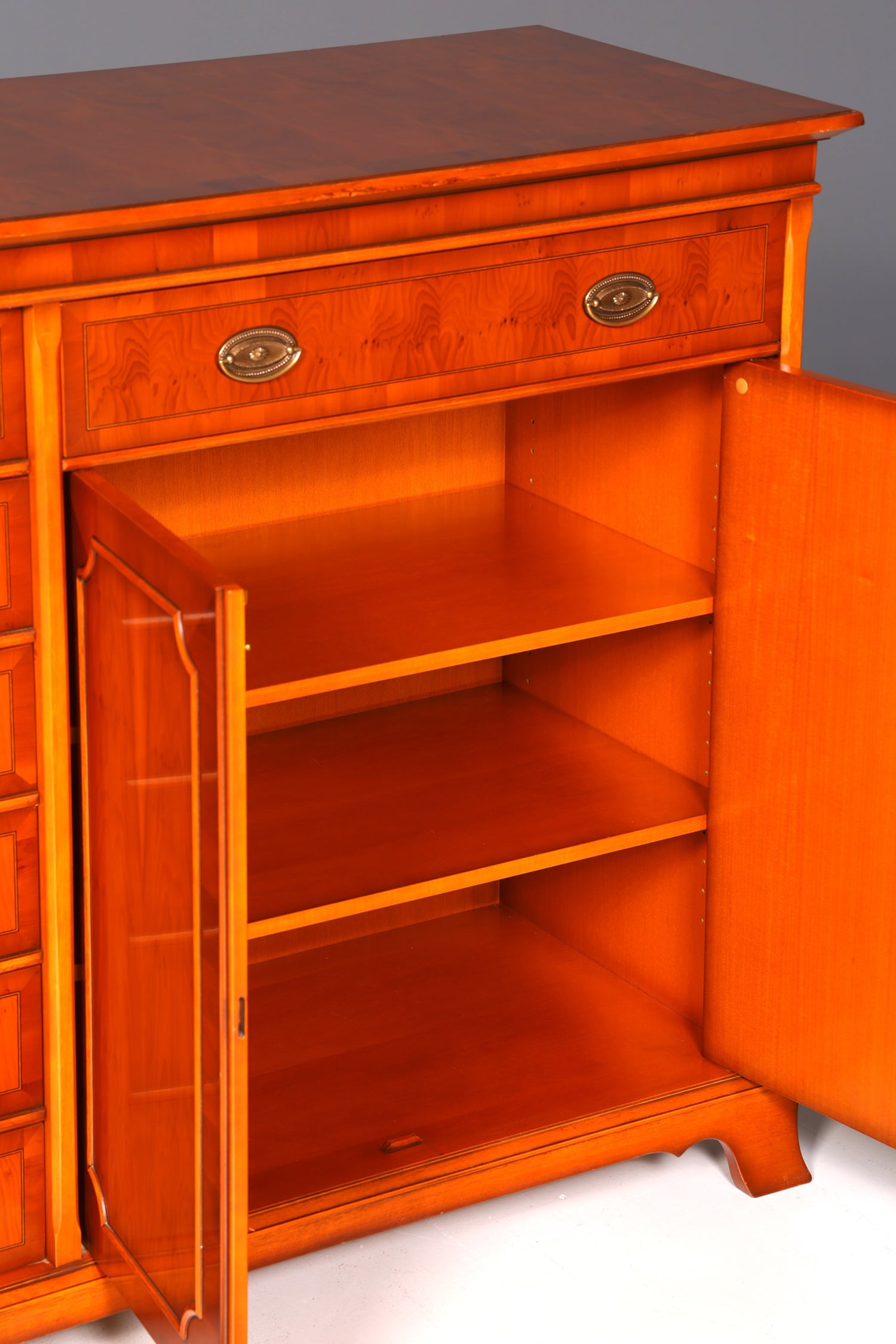 Traumhafter Original Heldense Schrank Englische Eibe Sideboard Echt Holz Antik 60s